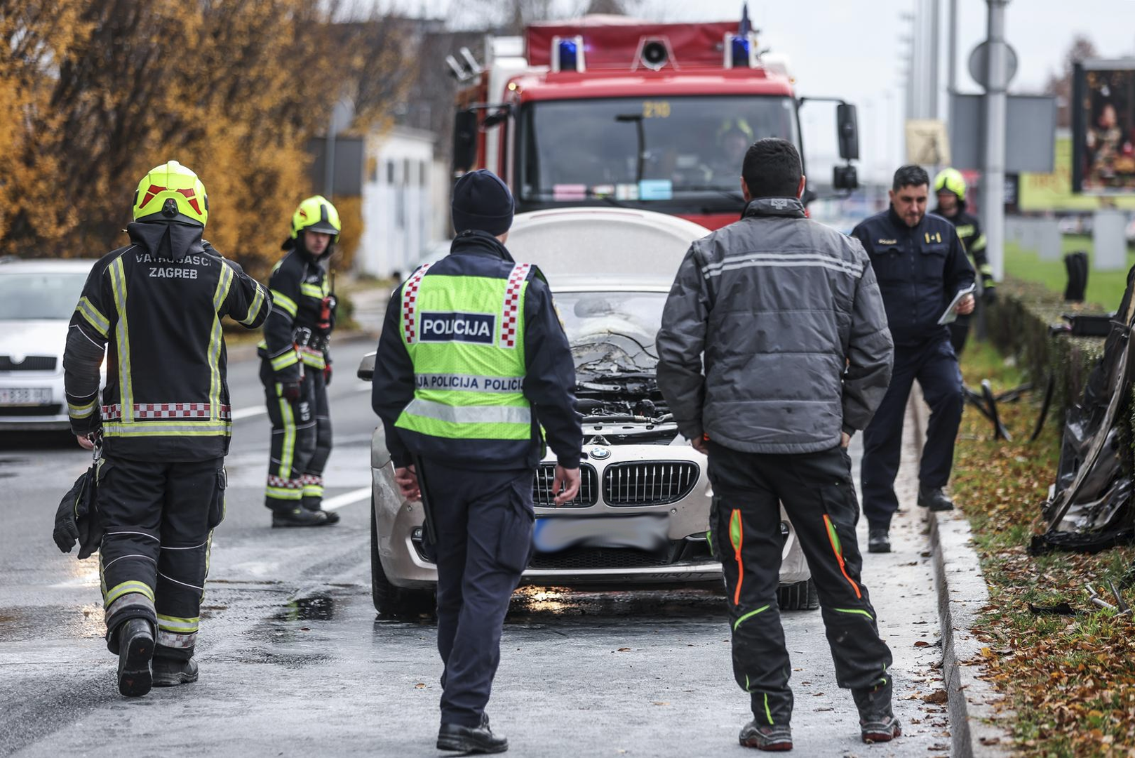 U vožnji nedaleko od raskrižja s Vukovarskom zapalio se luksuzni BMW 6. Dvoja vatrogasna kola brzo su stigla i ugasila vatru. 