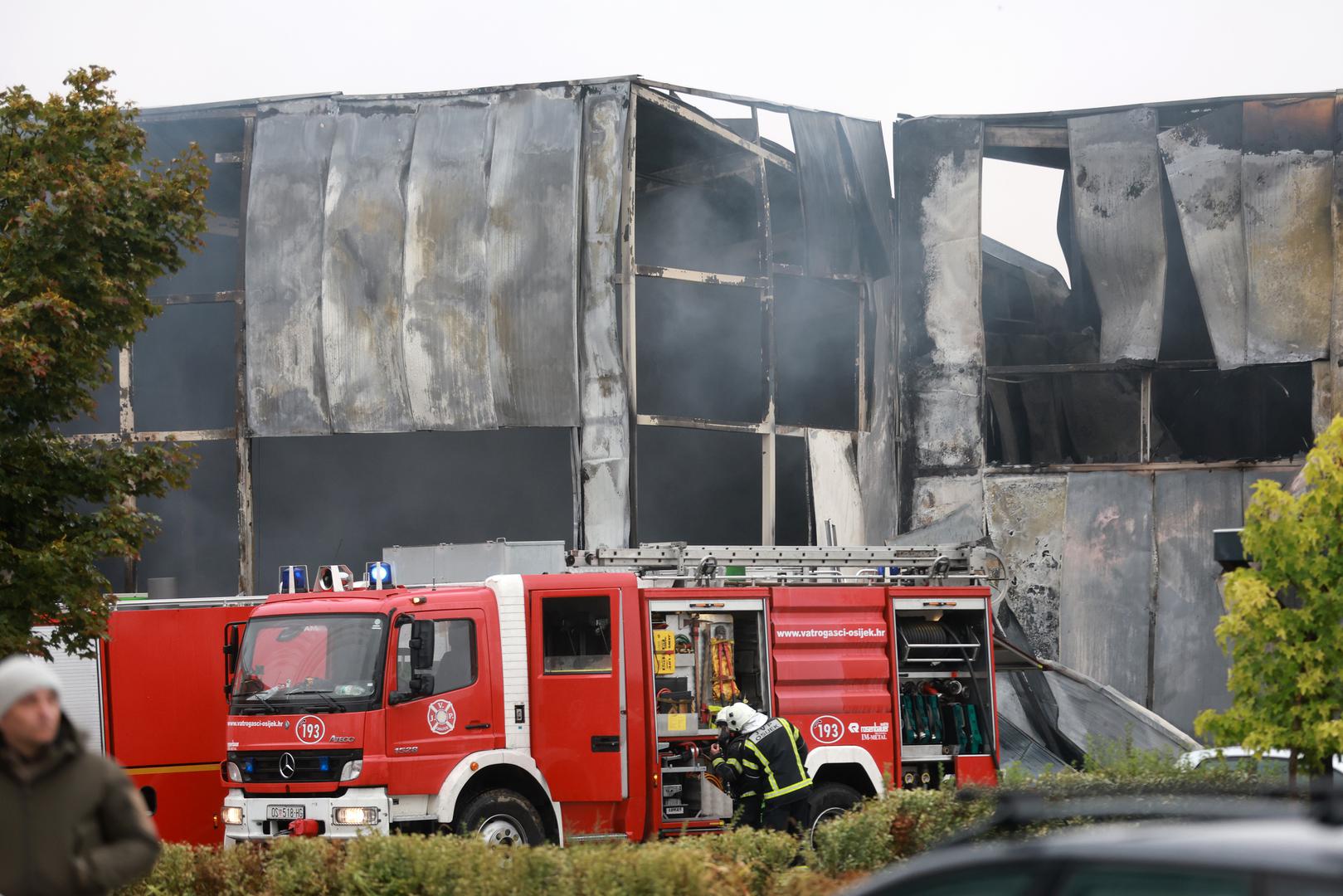 Šteta je velika, ali uspjeli smo obraniti benzinsku crpku, koja se nalazi u sklopu objekta, kazao je Ivković dodavši kako za sada nema dojava o ozlijeđenima.