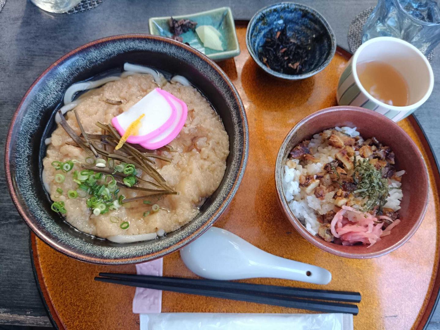 Cijeli je Japan sjajan zbog gastroscene. Za isto ili manje novca nego u Hrvatskoj moguće je pojesti neka od najukusnijih jela – okonomiyaki, udon, takoyaki ili nešto četvrto. 