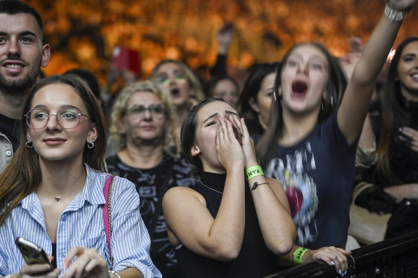 Koncert se brzo transformirao u pravu glazbenu euforiju kad su se arenom zaorile pjesme MIlimetar, Ponelo me, Drska ženo plava, a vrhunac večeri uslijedio je na prve taktove pjesme Ponoć koju je Željko otpjevao u latino aranžmanu.