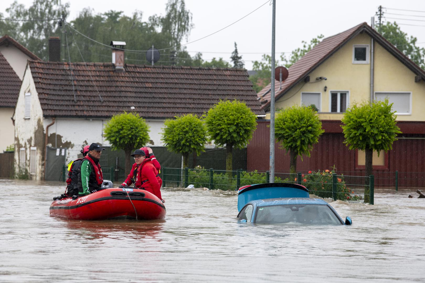 Zbog velikih poplava u Babenhausenu u Unterallgäuu su helikopterima evakuirali stanovnike. Bavarski Crveni križ spasio je dvoje ljudi s krova njihove kuće. Oni su se nalazili u životno opasnoj situaciji, rekao je glasnogovornik. Ostali stanovnici evakuirani su čamcima.