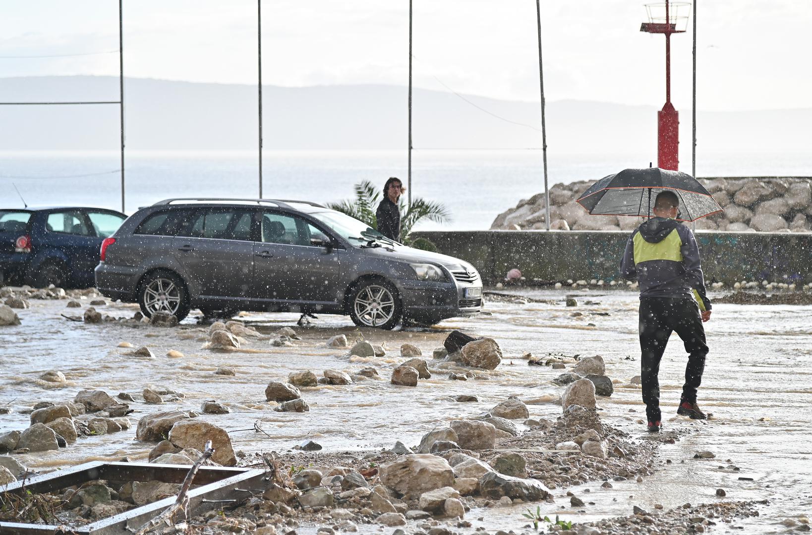 05.10.2024., Podgora - Jako nevrijeme gdje je palo do 140 litara kise po cetvornom metru strovilo je bujice na ulicama Podgore. Photo: Matko Begovic/PIXSELL