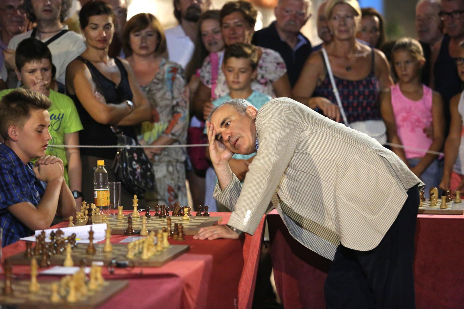 Crikvenica: Šahovski velemajstor Gari Kasparov odigrao simultanku sa 16 igrača