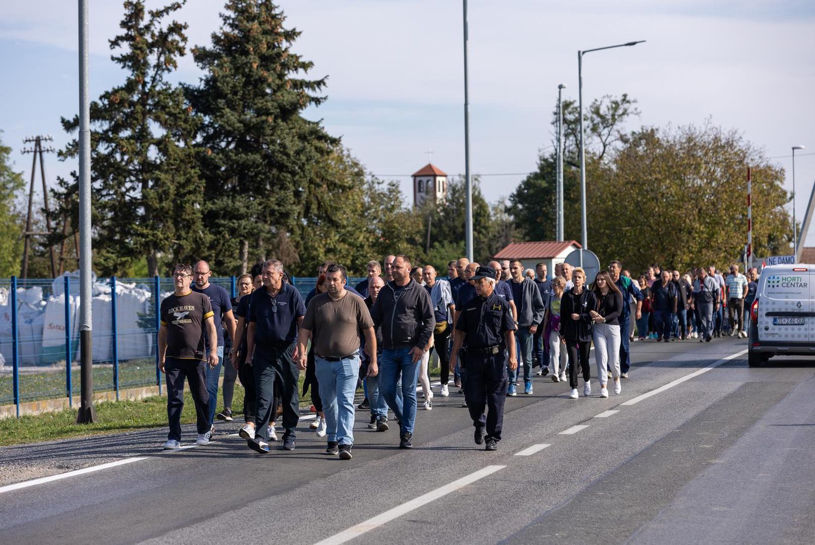 06.10.2023., Osijek - Radnici Drave International u koloni stigli ispred ulaza u tvornicu sa transparentima podrske vlasniku Zvonku Bedeu. Photo: Davor Javorovic/PIXSELL