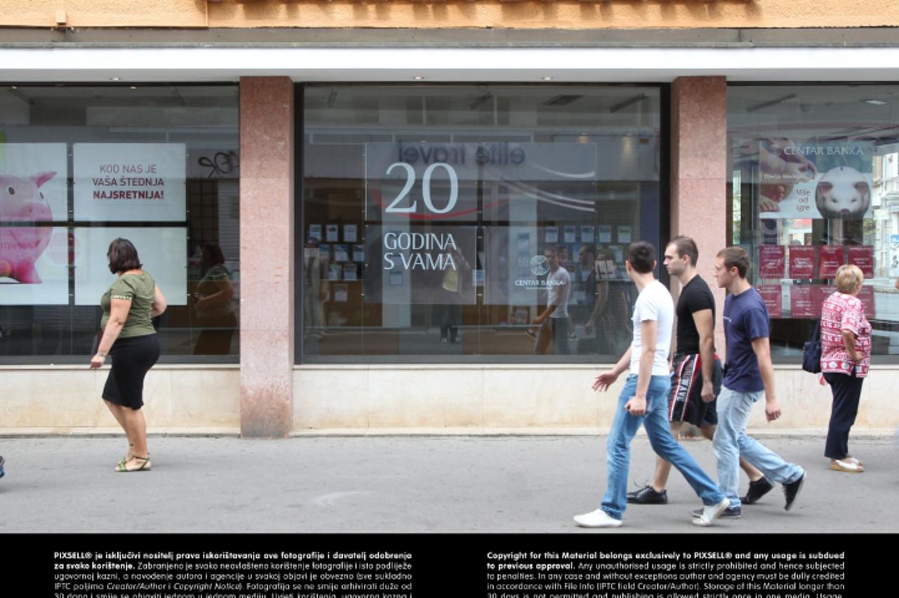 '04.09.2013., Zagreb - Na vratima poslovnice u Draskovicevoj ulici, stedise Centar banke citaju obavijest o stecaju banke. Odlukom Savjeta HNB-a o podnosenju prijedloga trgovackom sudu za otvaranje st