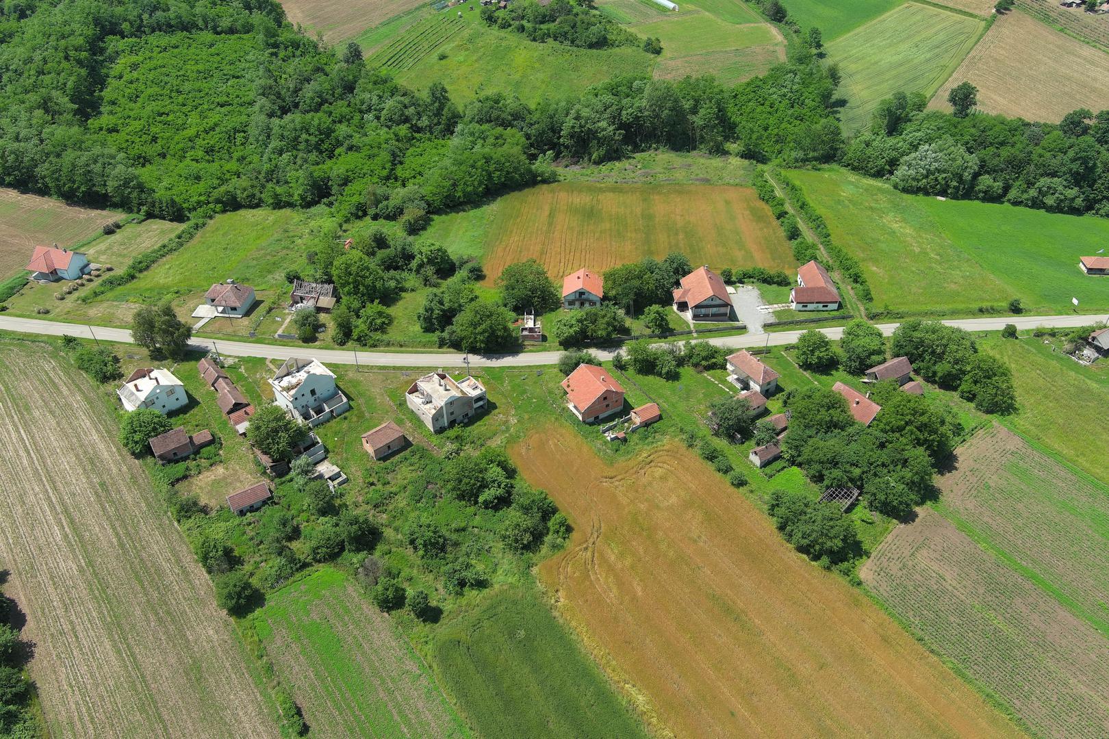 29.05.2024., Gornje Nedeljice, Loznica (Srbija) - Stanovnici Gornjih Nedeljica godinama se bore protiv geoloskih istrazivanja kompanije Rio Tinto koja u njihovom selu planira da otvori rudnik litijuma. Stanovnici izrazavaju svoju zabrinutost zbog rudarskih aktivnosti koje ugrozavaju njihove izvore vode i prirodno okruzenje. Ove ekoloske nevolje podstakle su mjestane na organizaciju i borbu za ocuvanje svojih prirodnih resursa a zbog cega su u Srbiji prije nekoliko godina mjesecima trajali veliki ulicni prosvjedi nakon cega je Vlada Srbije stopirala cijeli projekat. Ipak, nakon posljednjih izbora predsjednik Srbije Aleksandar Vucic je nagovijestio nastavak ovog projekta. Nebojsa Petkovic, stanovnik Gornjih Nedeljica i aktivista eko udruzenja "Ne damo Jadar" godinama se sa svojim komsijama i aktivistima bori protiv ovog projekta i to je jedan od najjacih ekoloskih pokreta u svijetu posljednih godina i trenutno je ovaj projekat Rio Tinta u dolini rijeke Jadar, inace trenutno najveci planirani svjetski projekat iskopavanja litijuma, stopiran upravo zahvaljujuci aktivizmu i masovnim prosvjedima sirom Srbije.
Photo: Dejan Rakita/Pixsell Photo: Dejan Rakita/PIXSELL