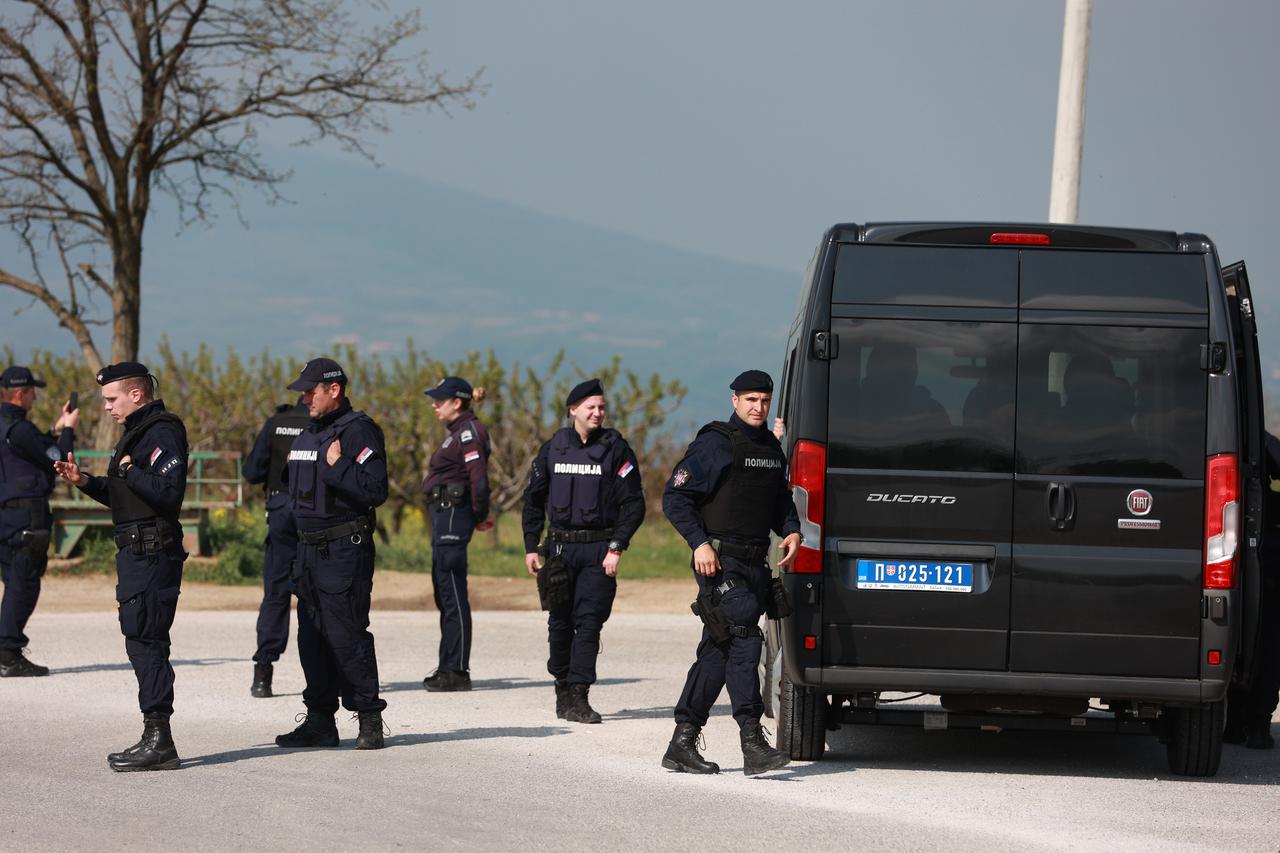 Dubona: Pripadnici policije na ulici ispred škole gdje je 21-godišnjak pucao na ljude