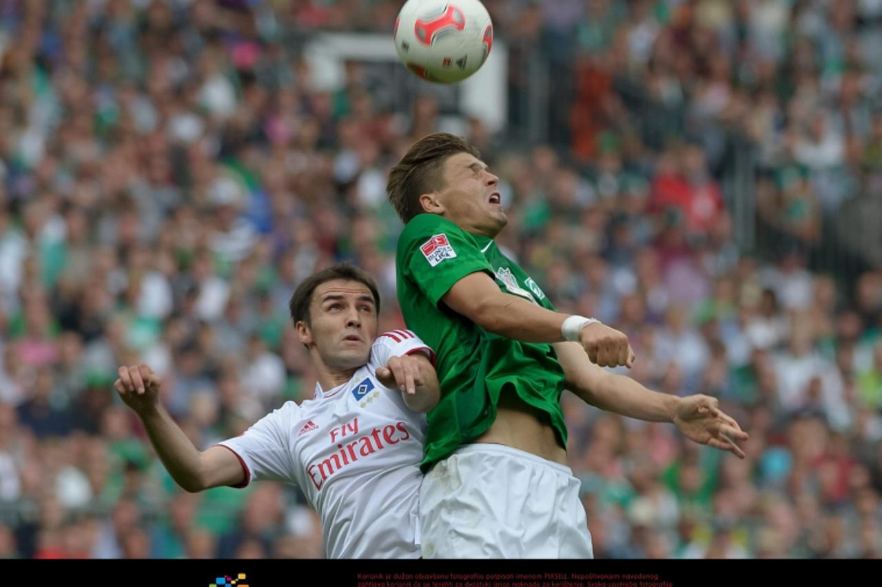 '01.09.2012, Weserstadion, Bremen, GER, 1.FBL, Werder Bremen vs Hamburger SV, im Bild Milan Badelj (Hamburg #14), Sebastian Prödl / Proedl (Bremen #15)  // during the match Werder Bremen vs Hamburger 