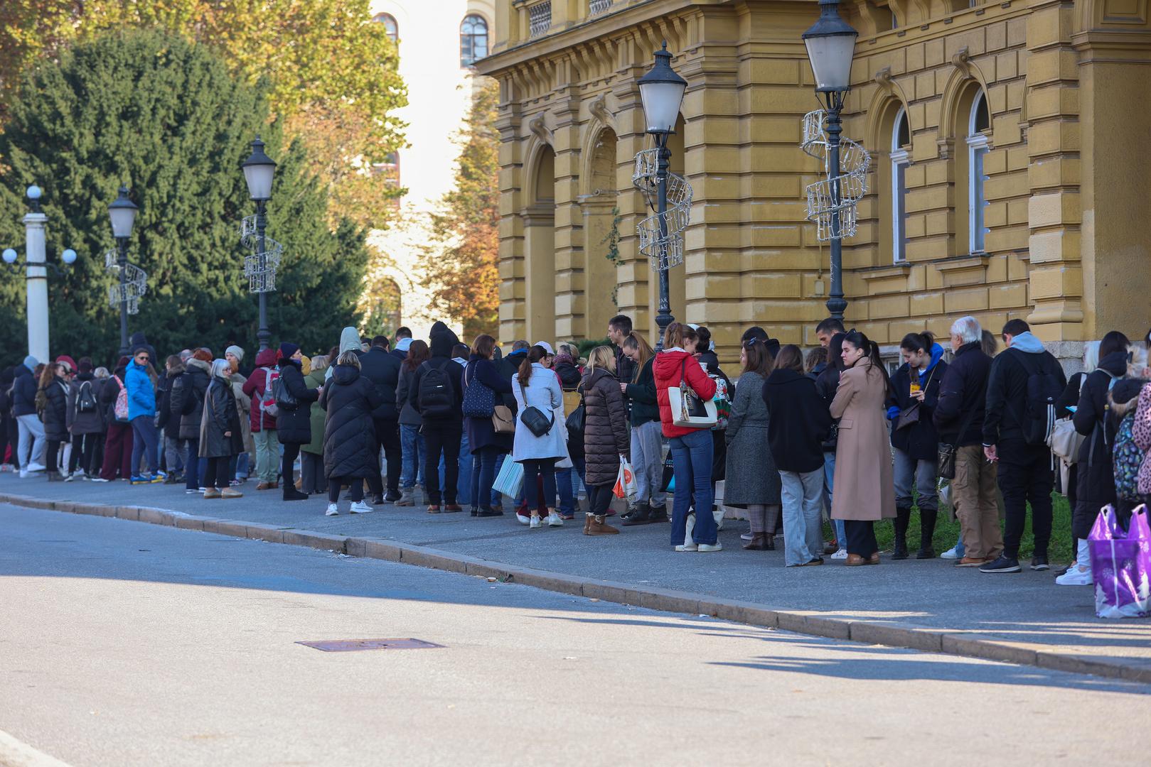 Redovi koji se za Orašara ispred HNK stvaraju svake godine već su postali prava zagrebačka tradicija