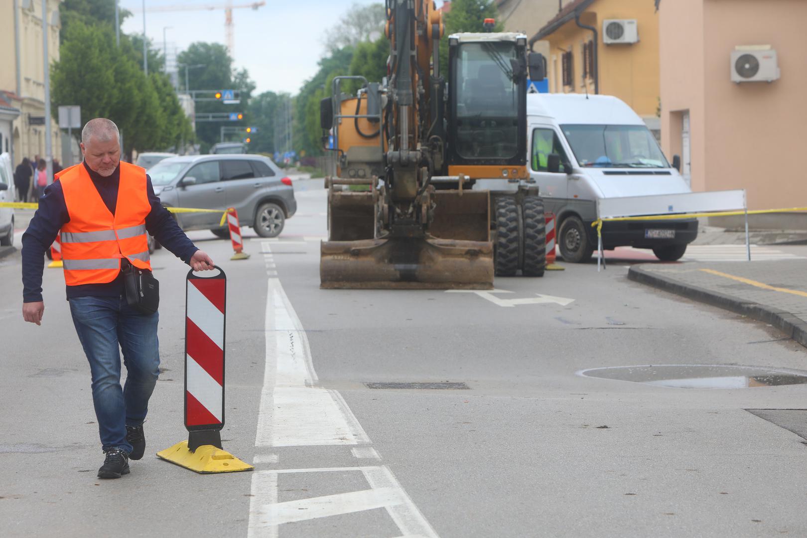 19.05.2023., Karlovac - Nakon obilnih kisa i visokog vodostaja rijeka doslo je do ulegnuca ceste u Ulici Rakovac. Zbog prijetnje od urusavanja ceste i opasnosti za zgradu radi se ispitivanje terena kako bi pocela sanacija. Photo: Kristina Stedul Fabac/PIXSELL