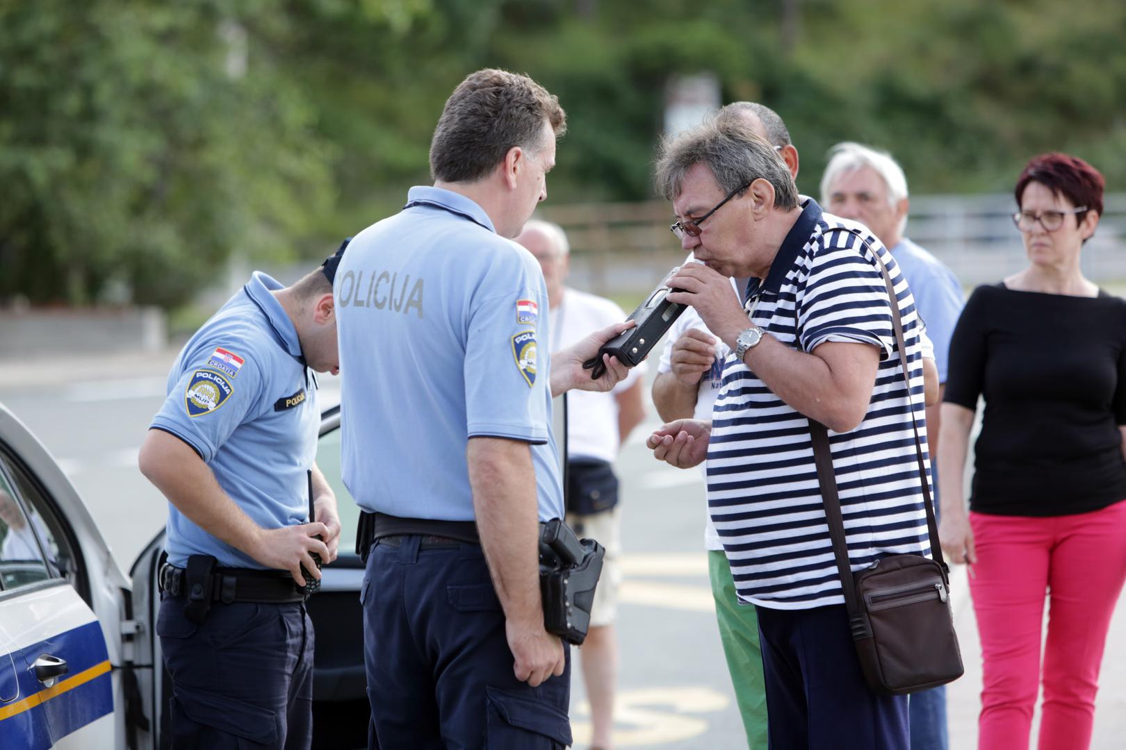 Nakon što je izletio s prometnice, Suzuki je preletio preko glava jednog para koji je u tom trenutku bio na plaži koja se nalazi uz samu cestu