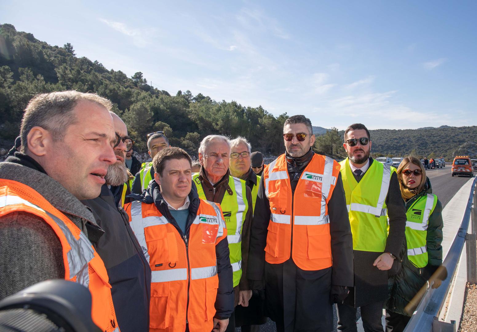 09.02.2023.,Ston - Potpredsjednik Vlade i ministar mora, prometa i infrastrukture Oleg Butkovic obisao je radove u sklopu izgradnje obilaznice Stona, zavrsne faze projekta „Cestovne povezanosti s juznom Dalmacijom“. Uz potpredsjednika Vlade i ministra Butkovica obilasku su nazocili i predstavnici Hrvatskih cesta te regionalne i lokalne vlasti s podrucja Dubrovacko-neretvanske zupanije. Photo: Grgo Jelavic/PIXSELL