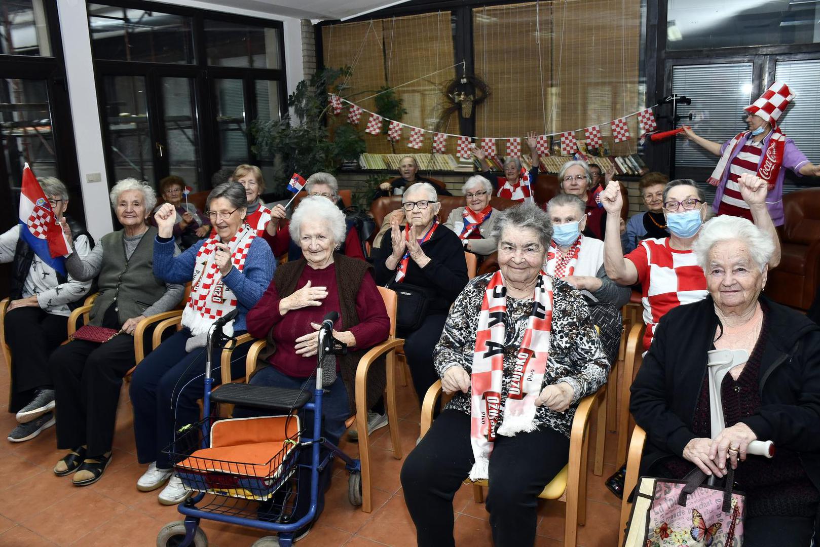 23.11.2022., Sisak - Djelatnici i korisnici Doma za starije i nemocne osobe sa zanimanjem su pratili utakmicu Svjetskog nogometnog prvenstva izmedju Hrvatske i Maroka. 

  Photo: Nikola Cutuk/PIXSELL