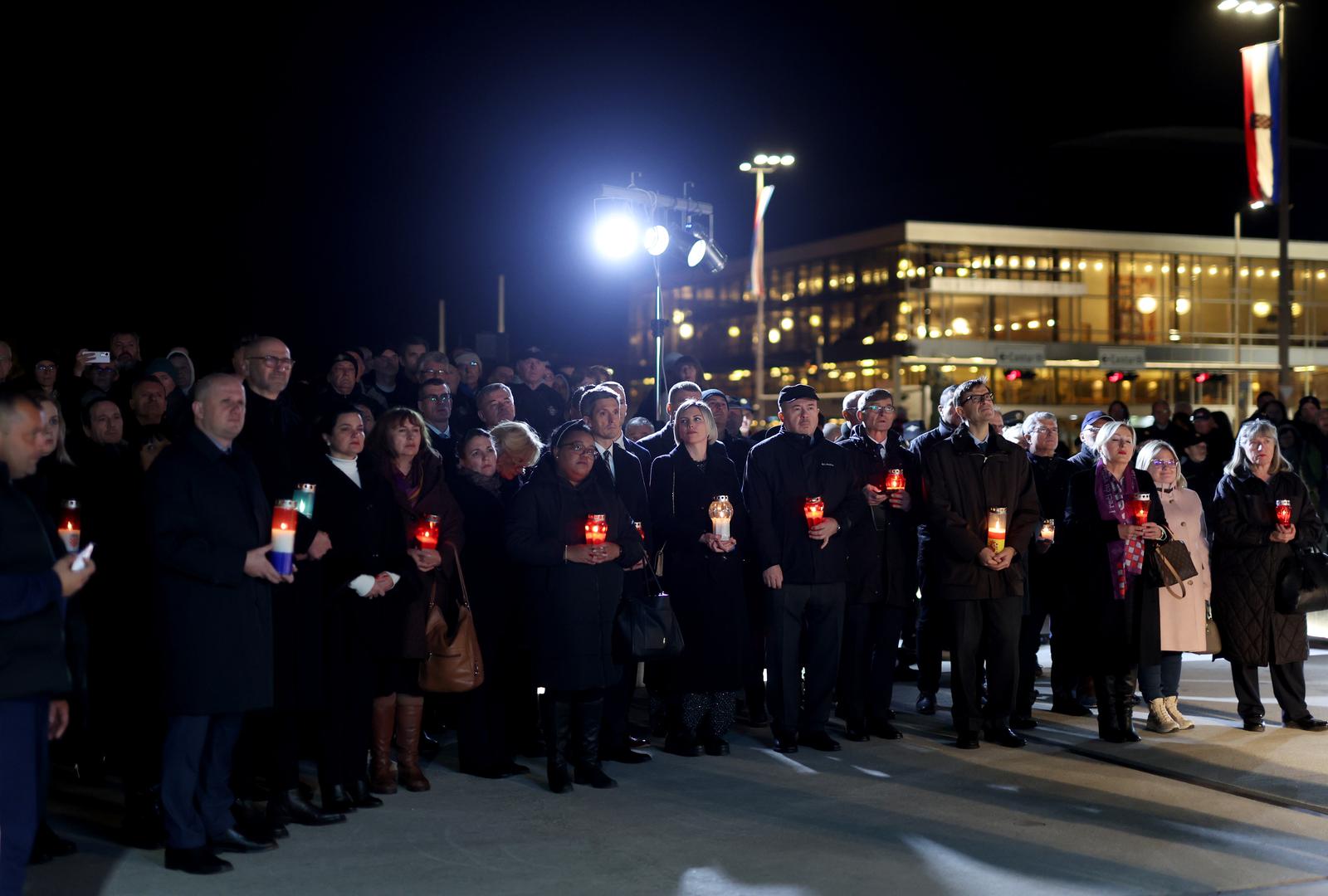 Mjesec studeni za Vukovarce je već 32 godine traumatično razdoblje u kojem se s tugom i boli prisjećaju agresije na svoj grad, u kojoj je nakon najkrvavije bitke Domovinskog rata i tromjesečne opsade poginulo 2717 hrvatskih branitelja i civila, a grad je gotovo sravnjen sa zemljom.