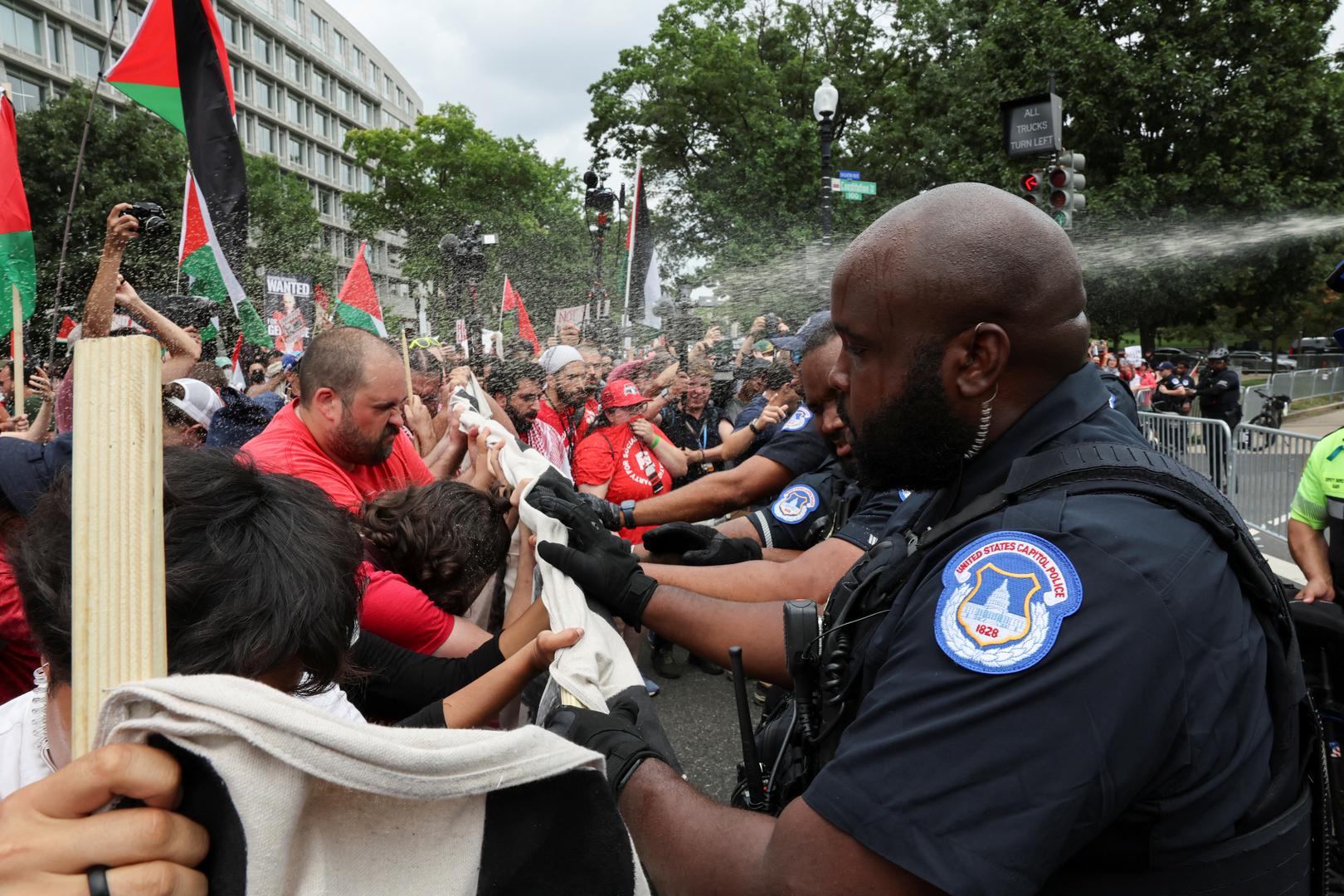 U.S. Capitol Police officers use pepper spray on pro-Palestinian demonstrators, on the day Israeli Prime Minister Benjamin Netanyahu addresses a joint meeting of Congress, on Capitol Hill, in Washington, U.S., July 24, 2024. REUTERS/Umit Bektas Photo: UMIT BEKTAS/REUTERS