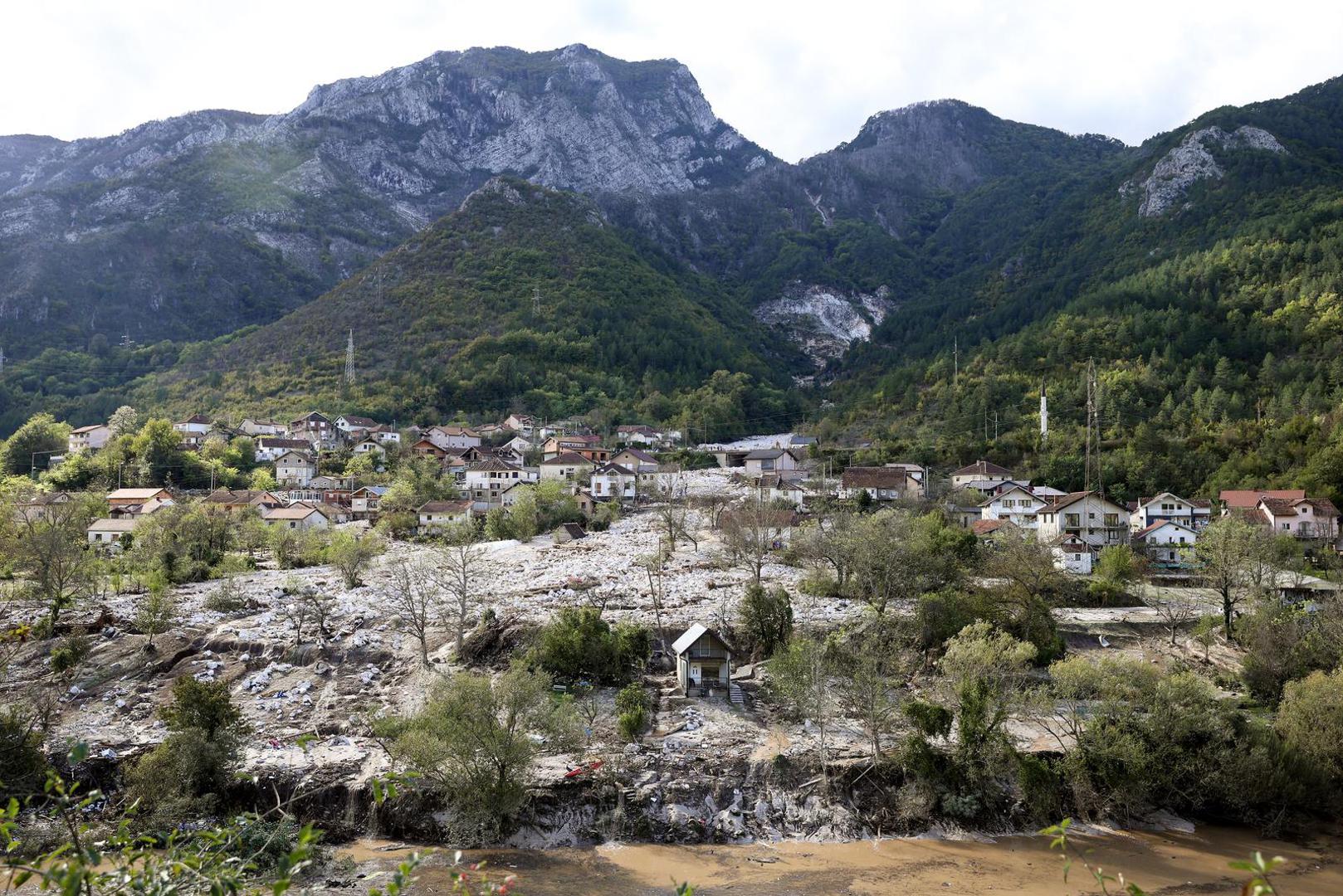 04.10.2024., Donja Jablanica, Bosna i Hercegovina - Pripadnici Civilne zastite pretrazuju podrucje u selu Donja Jablanica gdje je kliziste unistilo oko 15 kuca. Photo: Armin Durgut/PIXSELL