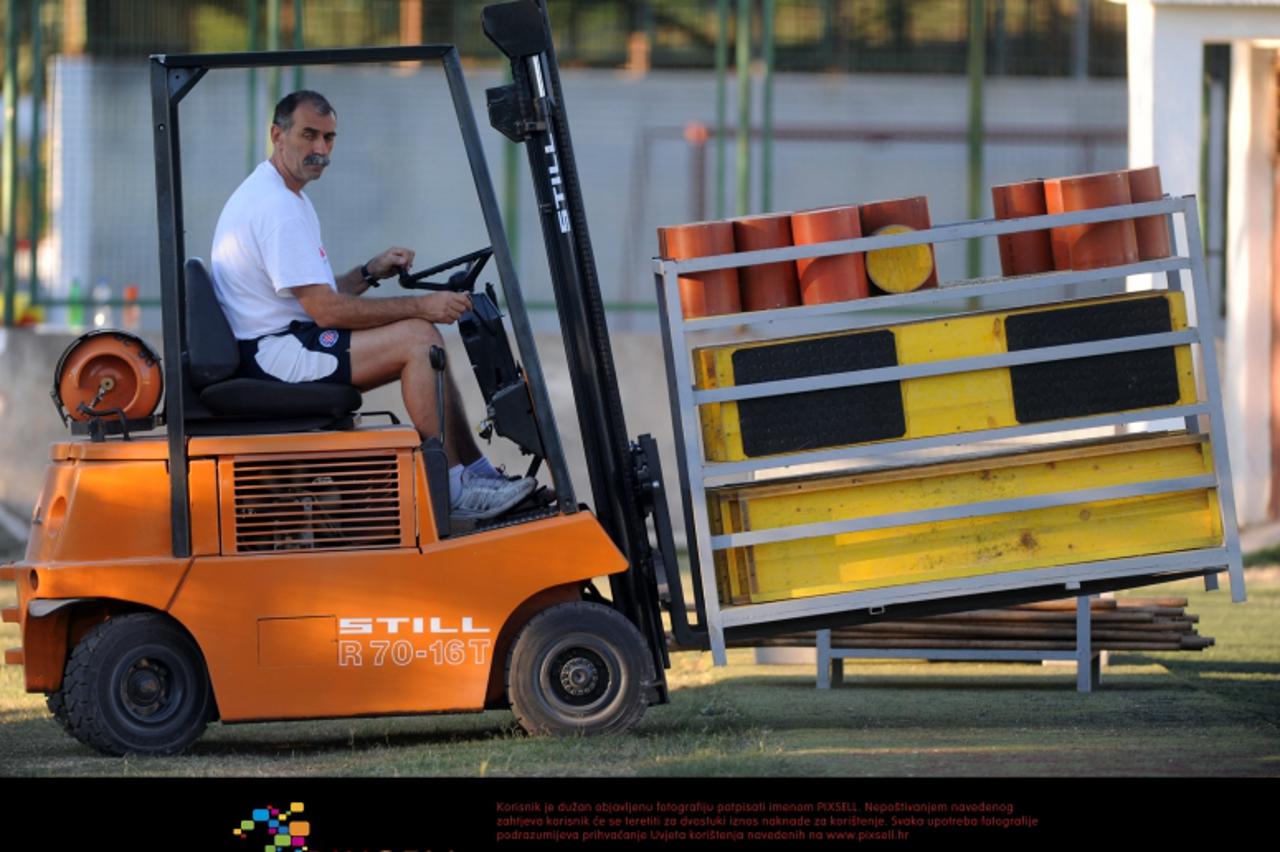 \'17.08.2010., pomocni stadion, Poljud, Split - Josko Vlasic se dobro snasao u ulozi vozaca viljuskara, kojim se posluzio kako bi prebacio rekvizite za trening.  Photo: Nino Strmotic/PIXSELL\'