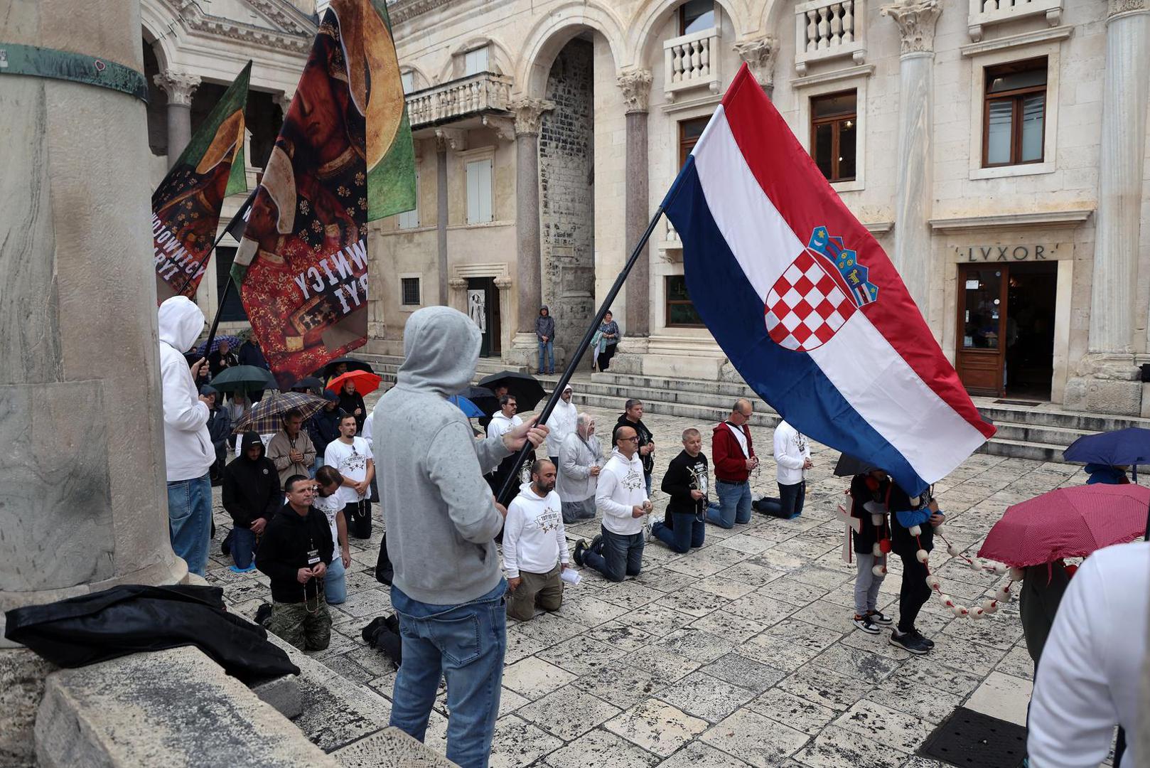 04.11.2023., Split - Peristil, prva subota u studenom molitelji ponovno na trgovima, u Splitu ovog puta uz kisu i bez performera.  Photo: Ivana Ivanovic/PIXSELL