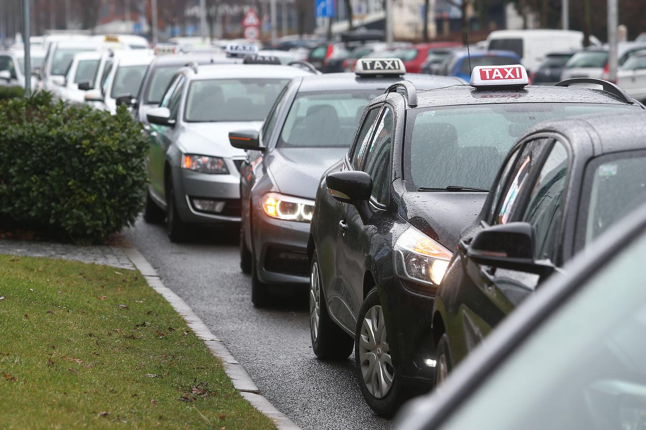 Zagreb: Novoosnovani Nezavisni sindikat vozača taksija održao prosvjed upozorenja