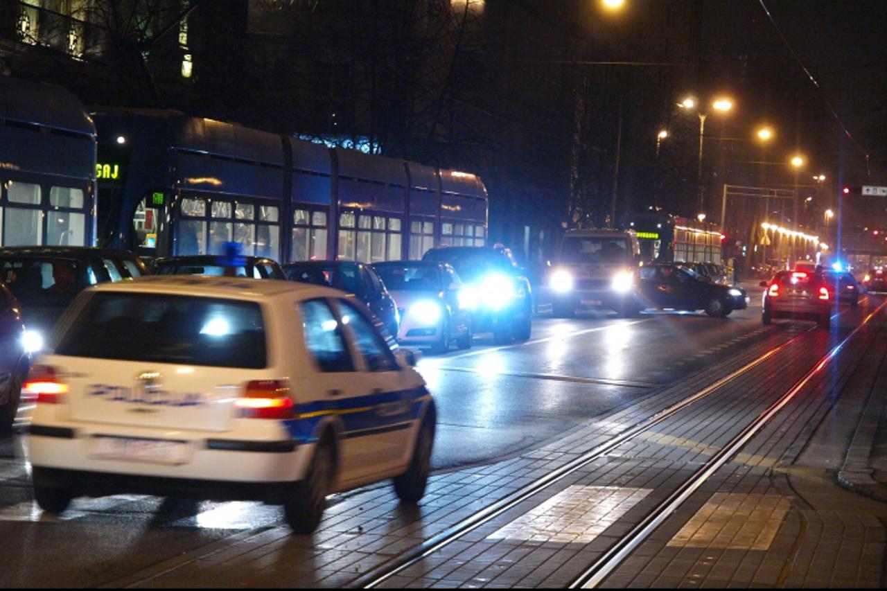 '05.01.2011., Savska cesta, Zagreb, Hrvatska - Oko 19:30 sati na krizanju Klaiceve i Frankopanske ulice policijska vozila su presrela tramvaje u potrazi za pljackasem poste. Policija je pretres tramva