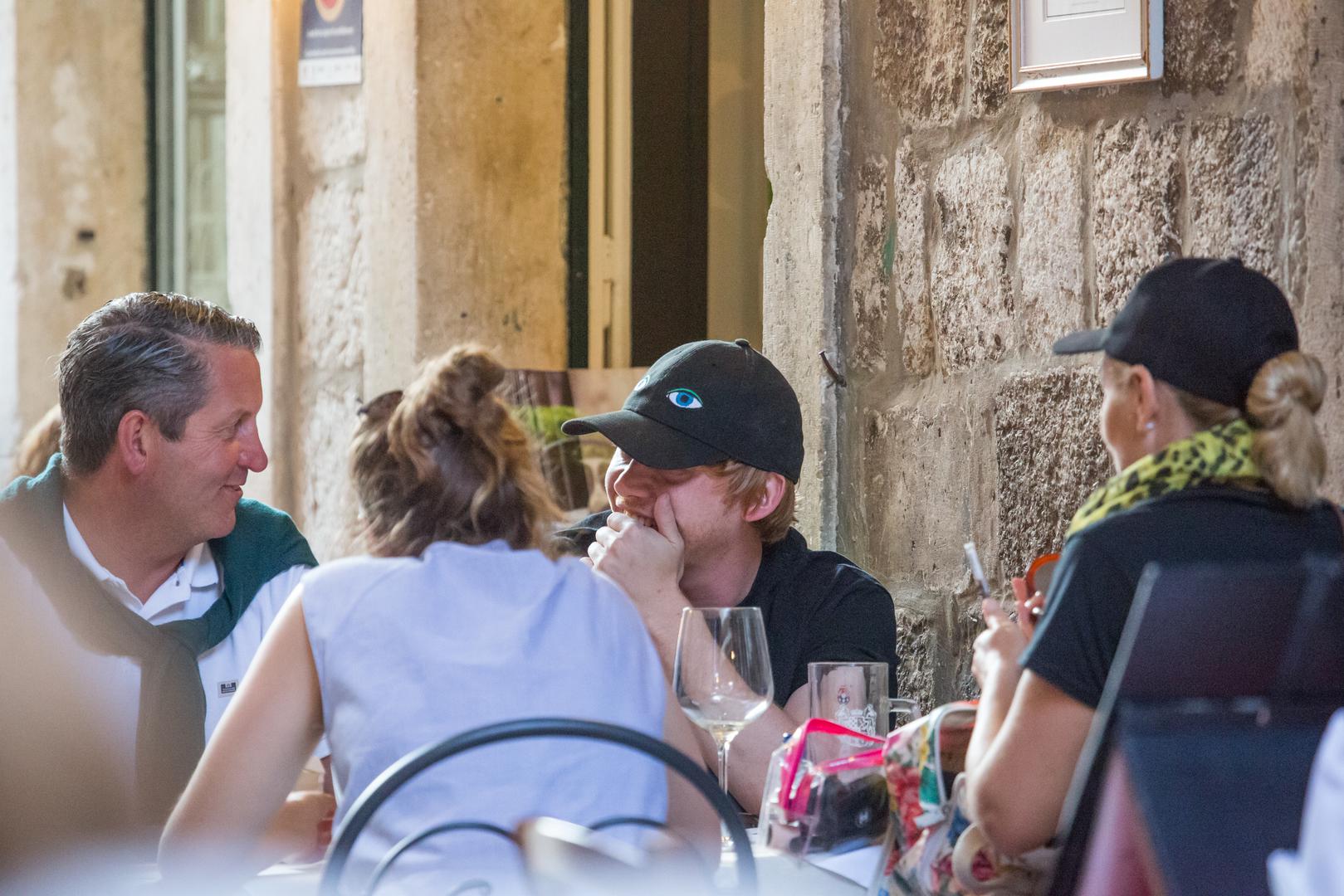 Turistička sezona bliži se kraju, a Dubrovnik je i dalje omiljeno odredište za odmor svjetski poznatih zvijezda. Jučer je u gradu na jugu snimljen poznati glumac Rupert Grint.