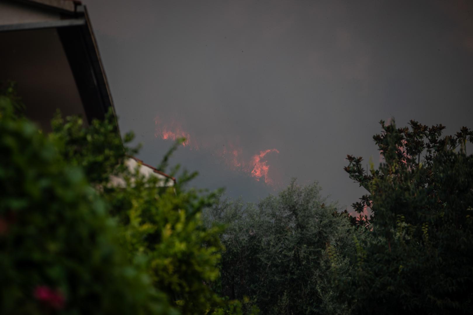 27.08.2024., Zrnovnica - U poslijepodnevnim satima vjetar je ponovno razbuktao pozar koji je usao u Zrnovnicu. Photo: Zvonimir Barisin/PIXSELL