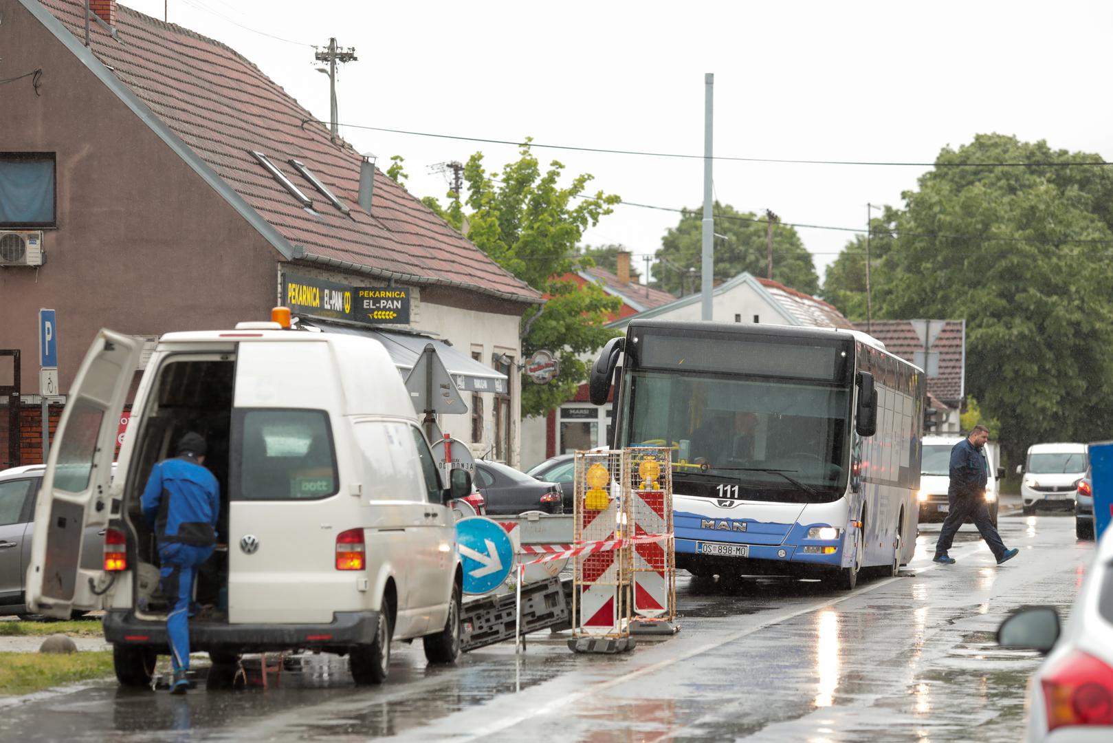 20.05.2021., Osijek - Jutros je pod tezinom autobusa GPP-a popustio asfalt u Ulici kralja Petra Svacica. Photo: Dubravka Petric/PIXSELL