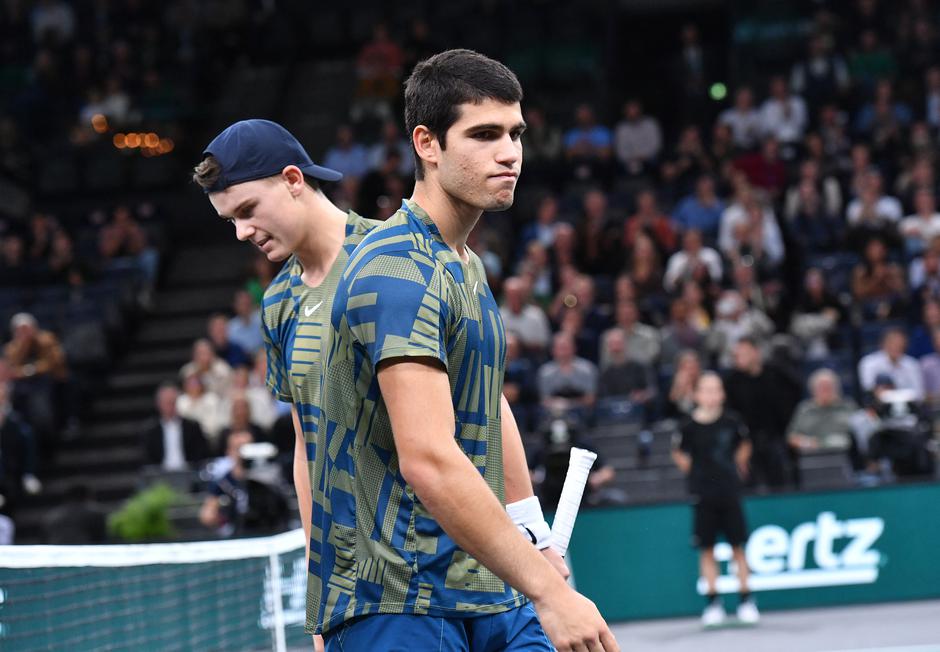 Holger Rune remporte son match face à l'abandon de Carlos Alcaraz (blessé / (6-3, 6-6, ab.) lors du tournoi de tennis "Rolex Paris Masters 2022" à Bercy AccorHotels Arena à Paris