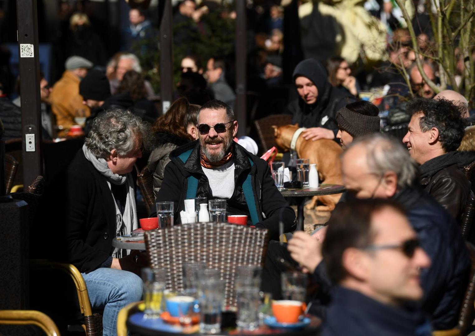 Građani su uživali u omiljenim napitcima te se družili na suncu. 