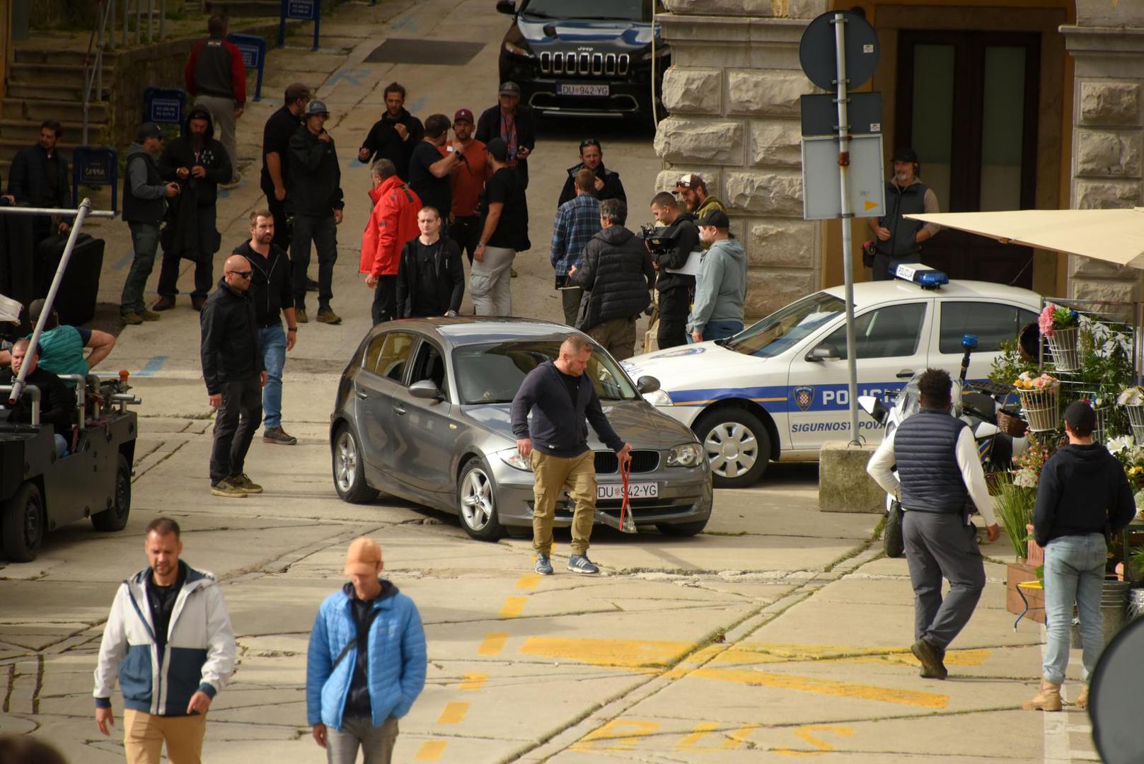 Centar Labina u ponedjeljak je zatvoren za građane zbog snimanja serije, a na setu su bila i neka poznata lica. Naime, u Labinu se snima Netflixova serija 'Šakalov dan' u kojoj glumi oskarovac Eddie Redmayne. U centru mjesta u ponedjeljak su snimane scene s automobilima, a set je osiguravala policija.