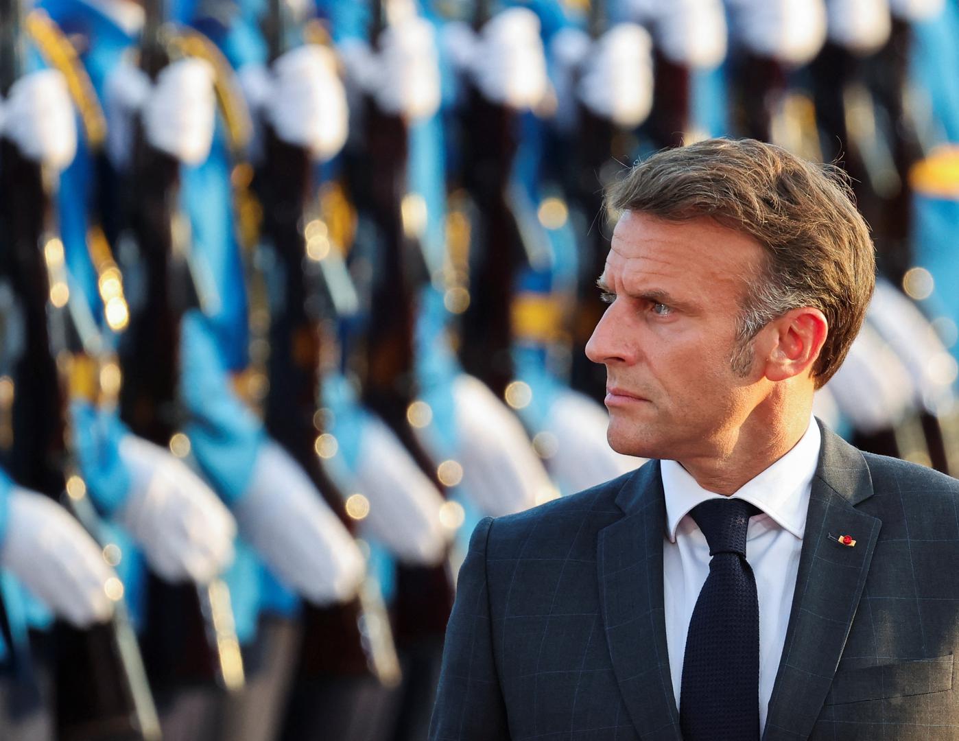 French President Emmanuel Macron and Serbian President Aleksandar Vucic (not pictured) inspect an honour guard outside the Palace of Serbia building in Belgrade, Serbia, August 29, 2024. REUTERS/Djordje Kojadinovic Photo: DJORDJE KOJADINOVIC/REUTERS