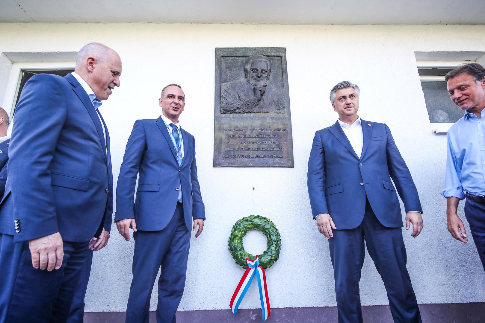 Predsjednik Nacionalnog odbora  Zajednice utemeljitelja HDZ-a Vladimir Šeks na svečanosti je istaknuo kako danas obilježavaju 35 godina osnutka hrvatskog državotvornog pokreta HDZ-a, jedine stranke i jedinog pokreta u cjelokupnoj hrvatskoj povijesti koji su uspjeli ostvariti čežnje za suverenom i nezavisnom državom. 