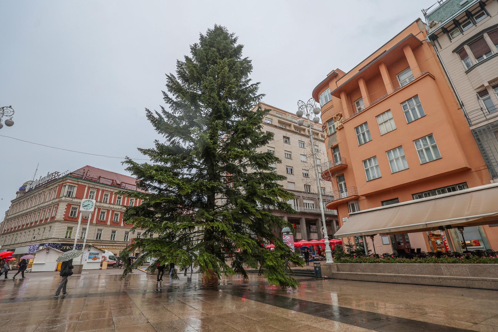 Uskoro počinje i kićenje raskošćne božićne jelke, a večeras starta i zagrijavanje pred Advent koji službeno počinje u subotu. 