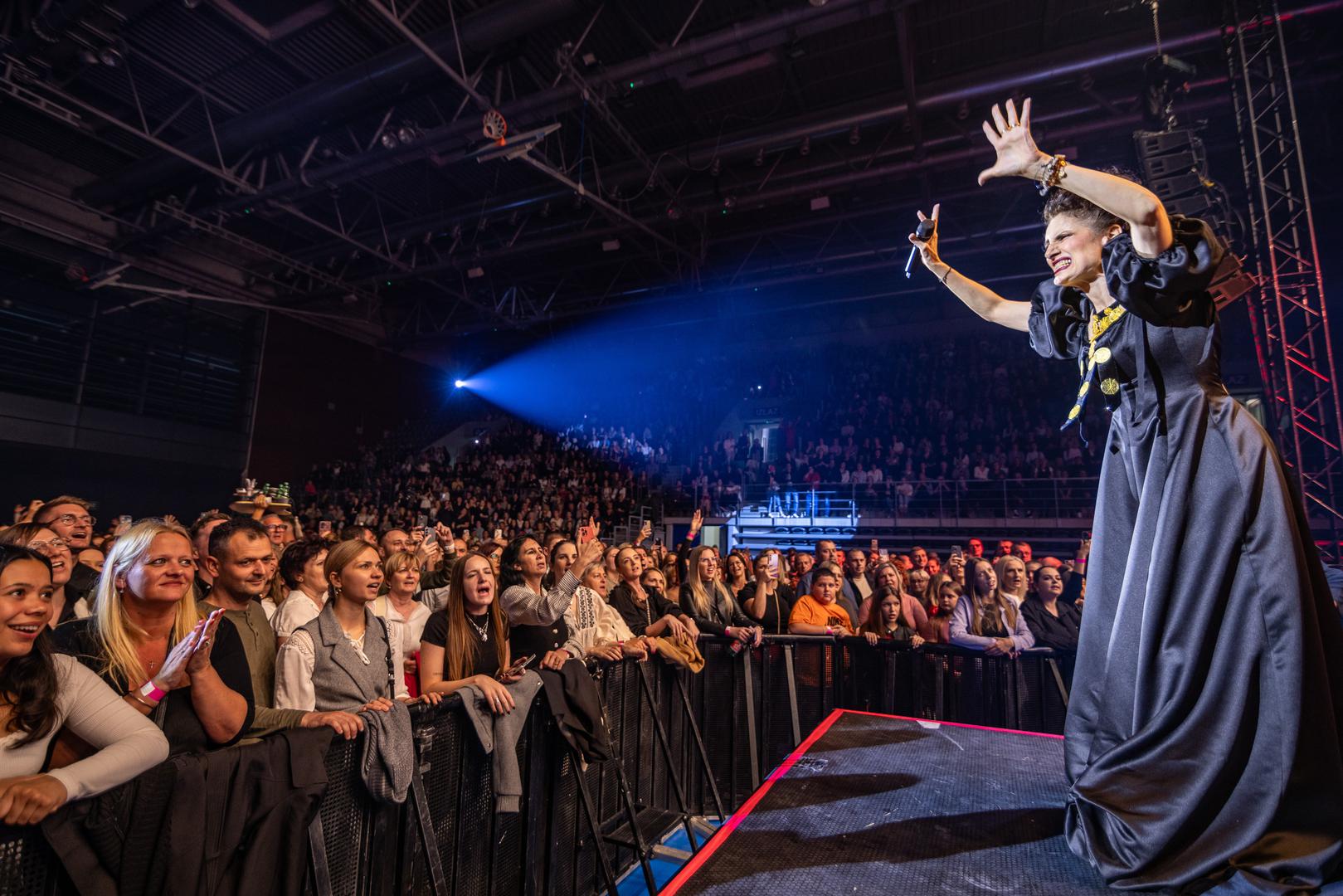 Neumorna Doris sinoć je u Osijeku priredila koncert i atmosferu za pamćenje, vidno raspoložena malo se i našalila:  "Vidite vi što je to kada te ponese glava luda. Onda se uskačem pa ujutro moram kardiologu".