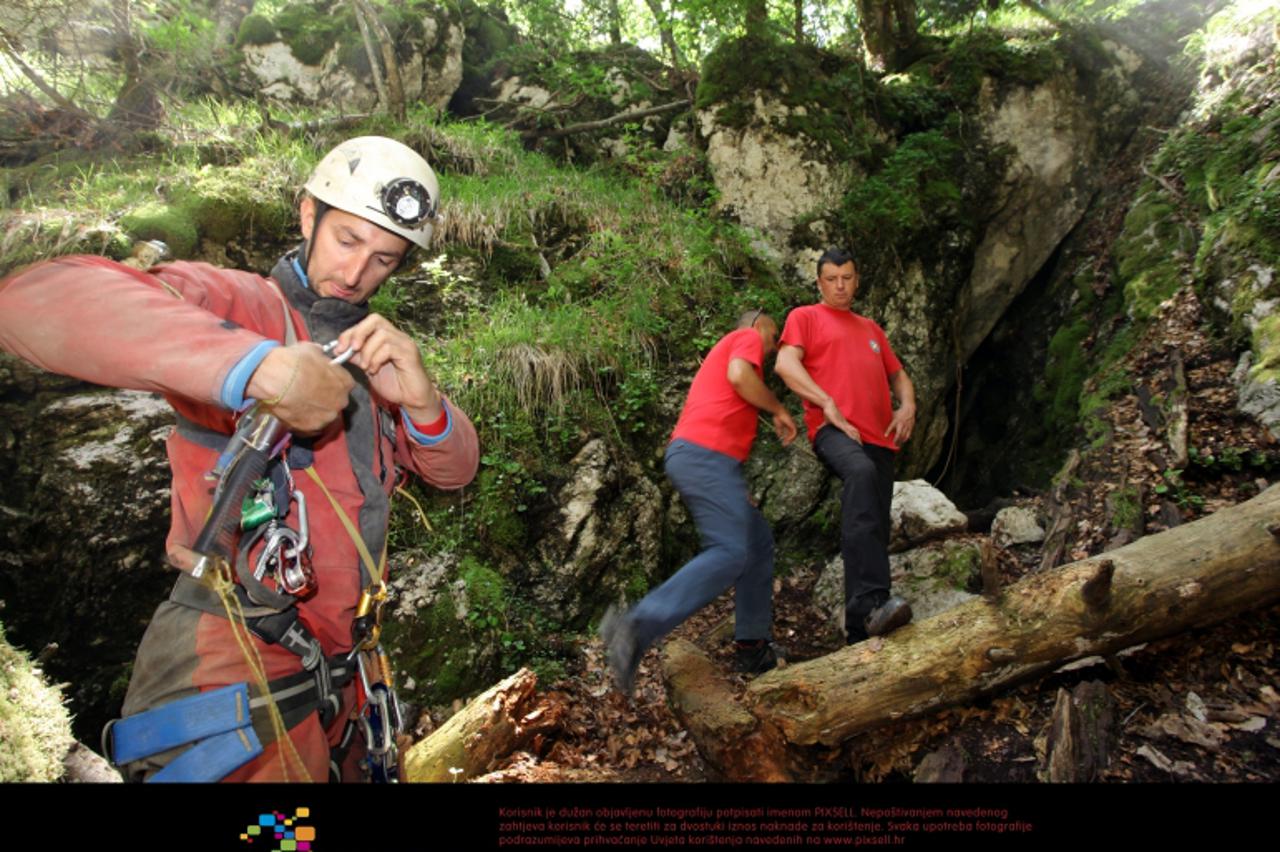 '08.06.12, Zadar - Povrijedjeni speleolog zaglavio se na dubini vecoj od 500 metara u jami Kita Gacesina, na juznom Velebitu, a akcija spasavanja najvjerovatnije ce trajati vise dana jer se unesreceni