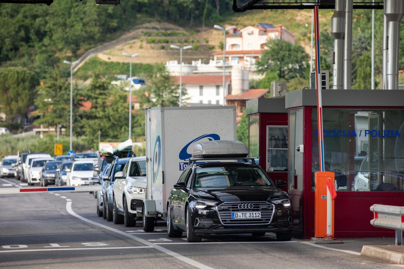 22.05.2020.. Plovanija - Strani drzavljani ulaze u Hrvatsku na granicnom prijelazu Kastel.
Photo: Srecko Niketic/PIXSELL