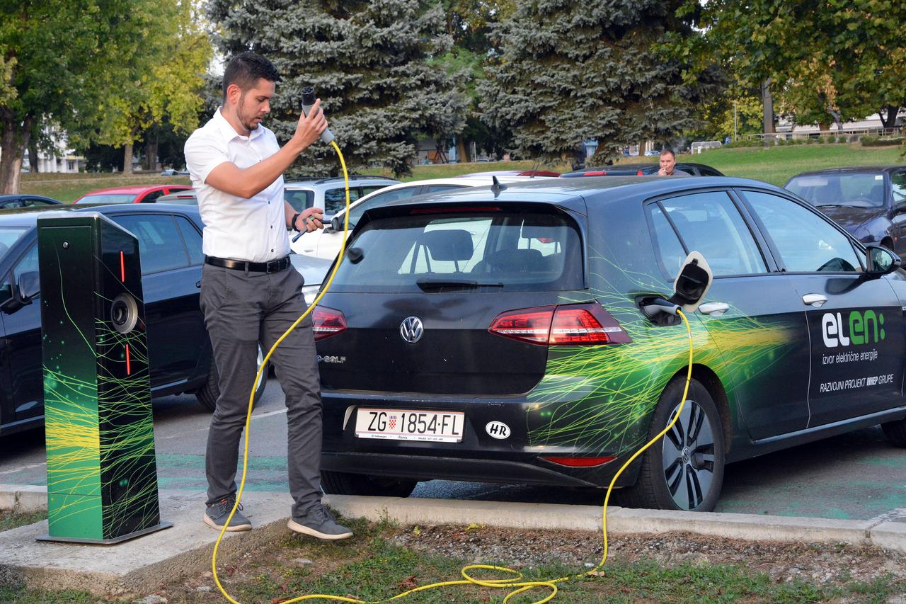 Slavonski Brod: Punjenje baterija električnog automobila