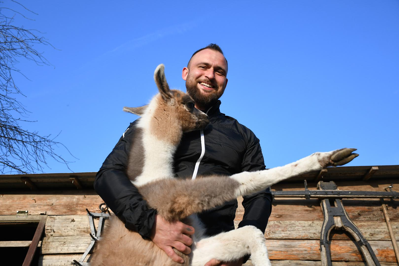 Marin  je podijelio s nama kako su im trebala čitava dva dana da naviknu malo mladunče na hranjenje iz bočice, ali kada se naviknuo postao je prava mala maza. Malo mladunče još i dalje nema ime i zbog toga Marin poziva sve kreativne čitatelje da mu pomognu s prijedlozima. 
