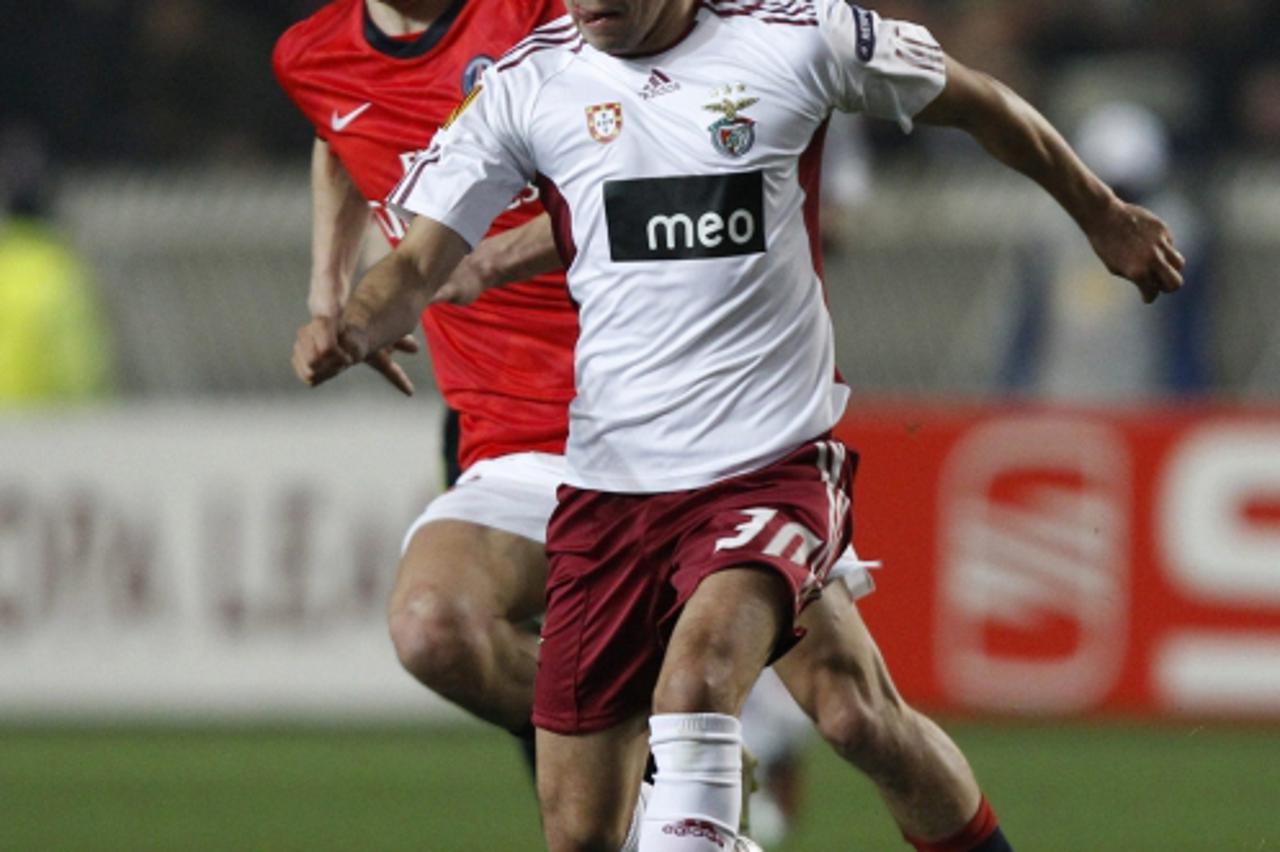 \'Paris St Germain\'s Clement Chantome (L) challenges Benfica\'s Javier Saviola during their Europa League second leg soccer match at Parc des Princes stadium in Paris March 17, 2011. REUTERS/Gonzalo 