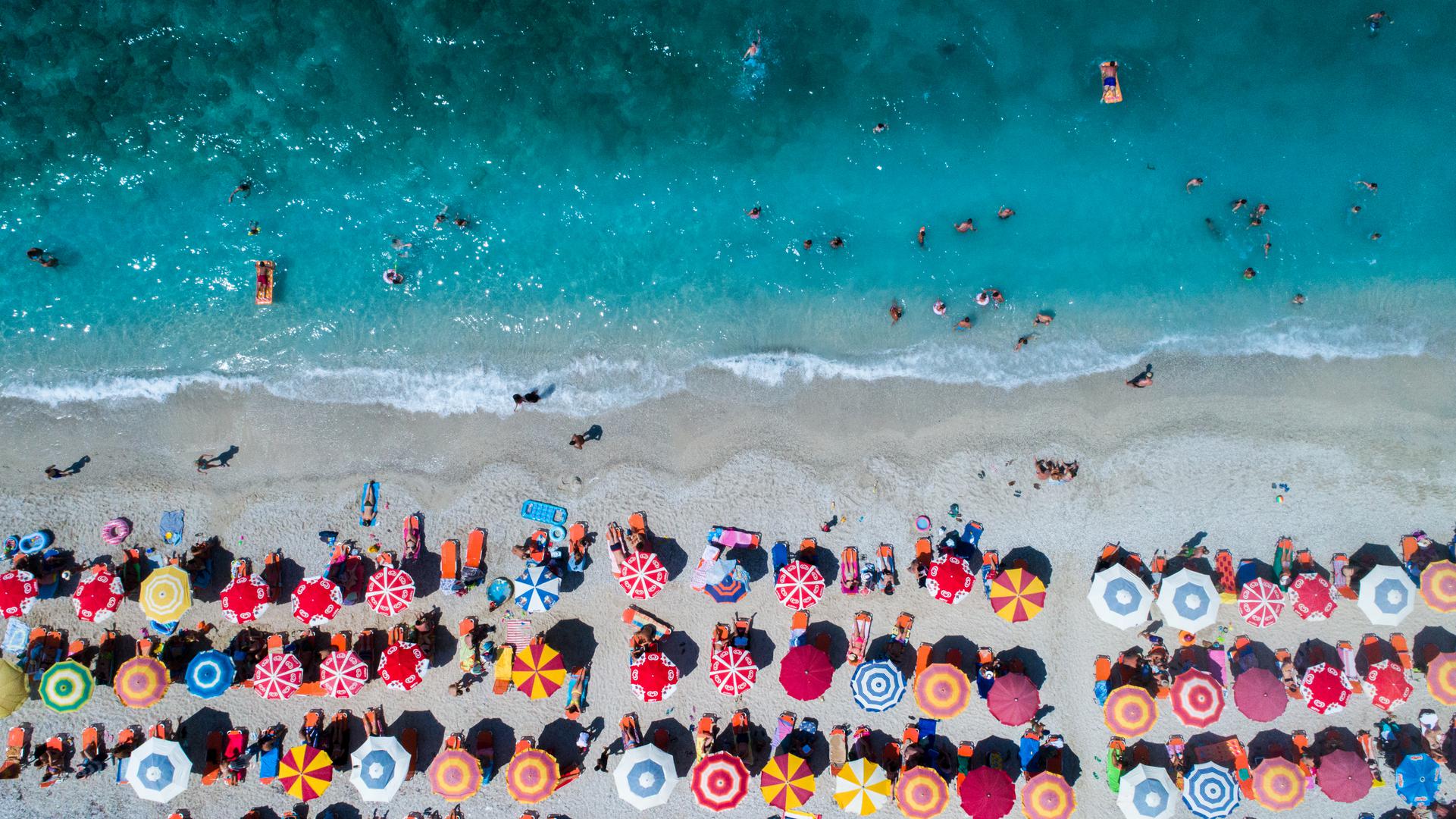 Koristeći kalkulator colormine.org, istraživači su zatim utvrdili na kojim je lokacijama voda najbliža YInMn plavoj boji. Istraživanje je otkrilo da plaža Pasqyra u Albaniji zauzima prvo mjesto s obzirom na to da je njezino more udaljeno samo 12,4 boda od YInMn plave nijanse. Poznata diljem svijeta kao 'Mirror Beach', smatra se vrhuncem albanske obale kada sunčeva svjetlost pada na površinu mora, stvarajući efekt zrcala.