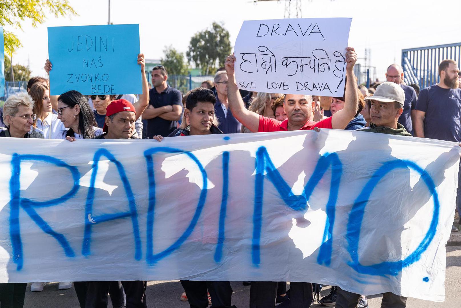 06.10.2023., Osijek - Radnici Drave International u koloni stigli ispred ulaza u tvornicu sa transparentima podrske vlasniku Zvonku Bedeu. Photo: Davor Javorovic/PIXSELL