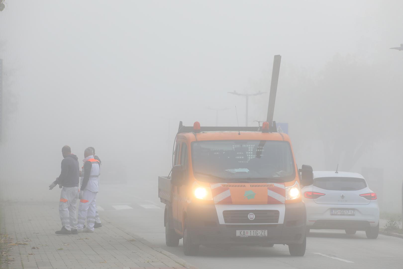 A zašto se magla pojavljuje ujutro? Naime, temperatura je u to vrijeme najniža jer se tlo i zrak tijekom noći ohladilo, a magla je još gušća kod rijeka i jezera jer je tamo vlažnost zraka još veća. 