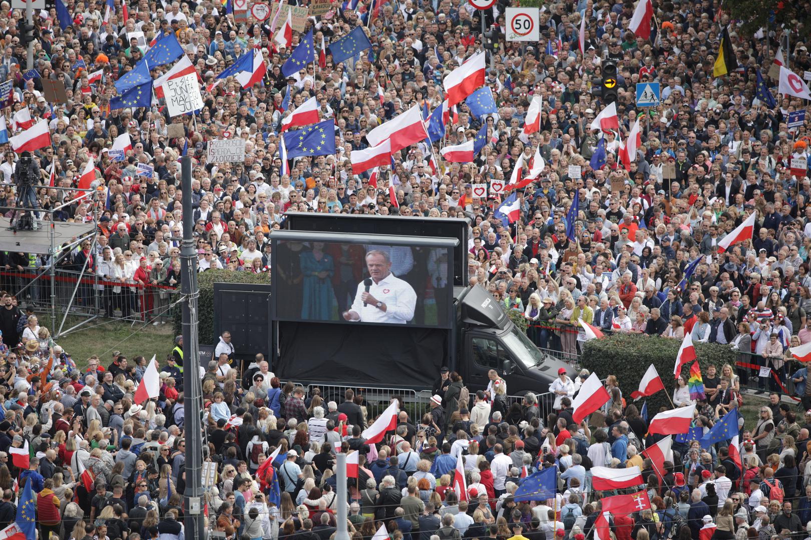 Polish opposition leader Donald Tusk appears on a video screen as his supporters attend the "March of a Million Hearts" rally, organised by the Civic Coalition opposition parties, two weeks ahead of the parliamentary election, in Warsaw, Poland October 1, 2023. Agencja Wyborcza.pl/Maciek Jazwiecki via REUTERS ATTENTION EDITORS - THIS IMAGE WAS PROVIDED BY A THIRD PARTY. POLAND OUT. NO COMMERCIAL OR EDITORIAL SALES IN POLAND. Photo: Maciek Jazwiecki/AGENCJA WYBORCZ/REUTERS