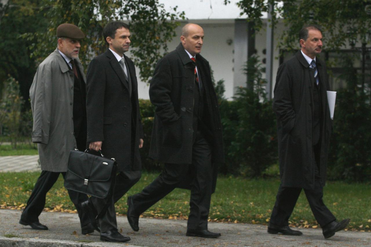 \'Koprivnica, 20.10.2010 - S lijeva: Darko Marinac,  Zdravko Sestak, odvjetnik Krunoslav Kunstic i Darko Sket. Marinac, Sestak i Sket optuzeni su za nezakonito davanje pet milijuna Podravkinih kuna tv