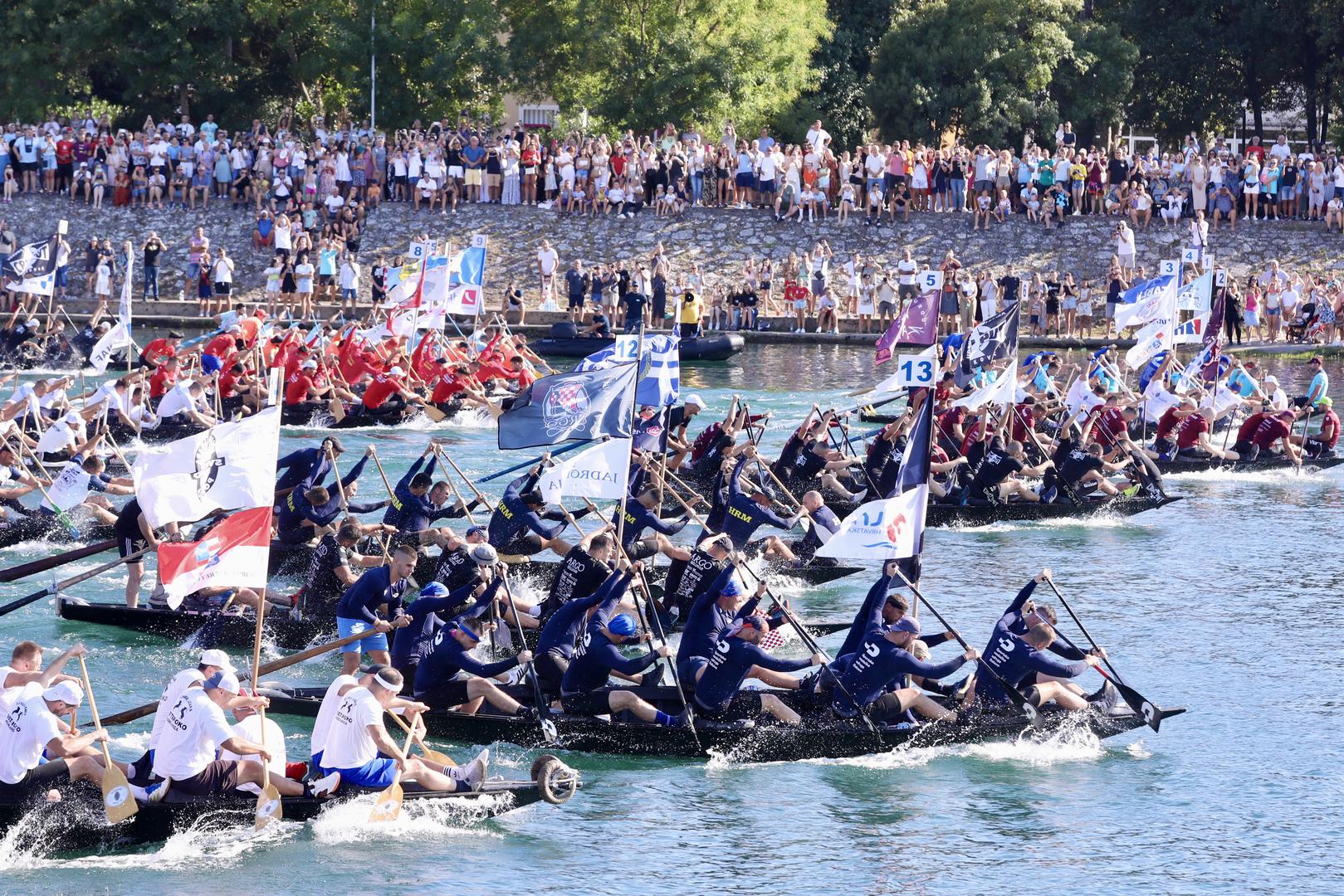 Maraton lađa na Neretvi je amatersko sportsko natjecanje u tradicijskim plovilima u kojima lađari preveslaju regatu dugu  22,5 kilometra od mosta u Metkovićima do cilja u pločanskom zaljevu.