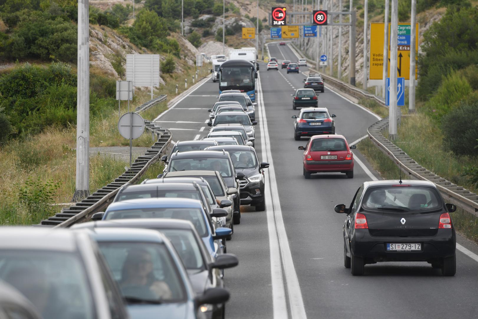 13.07.2023., Sibenik - Velike prometne guzve zbog pozara na sibenskoj obilaznici. Photo: Hrvoje Jelavic/PIXSELL