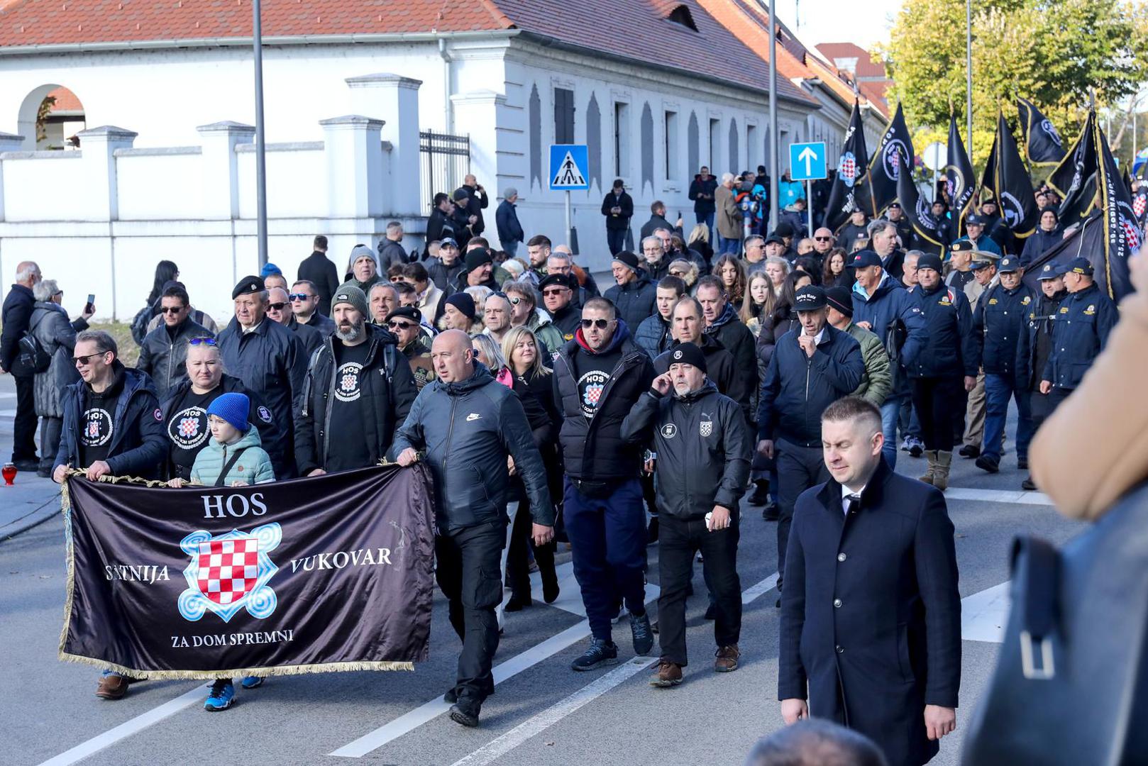 18.11.2023. Vukovar - Pod geslom "Vukovar - moj izbor i u dobru i u zlu" u Vukovaru se obiljezava 32. godisnjica vukovarske tragedije i stradanja u Domovinskom ratu. Kolona sjecanja koju predvode hrvatski branitelji Vukovara zajedno s clanovima obitelji poginulih, nestalih, ubijenih, nasilno odvedenih i umrlih hrvatskih branitelja Vukovara na celu s pripadnicima Hrvatskih obrambenih snaga koji su branili Vukovar.  Photo: Emica Elvedji/PIXSELL