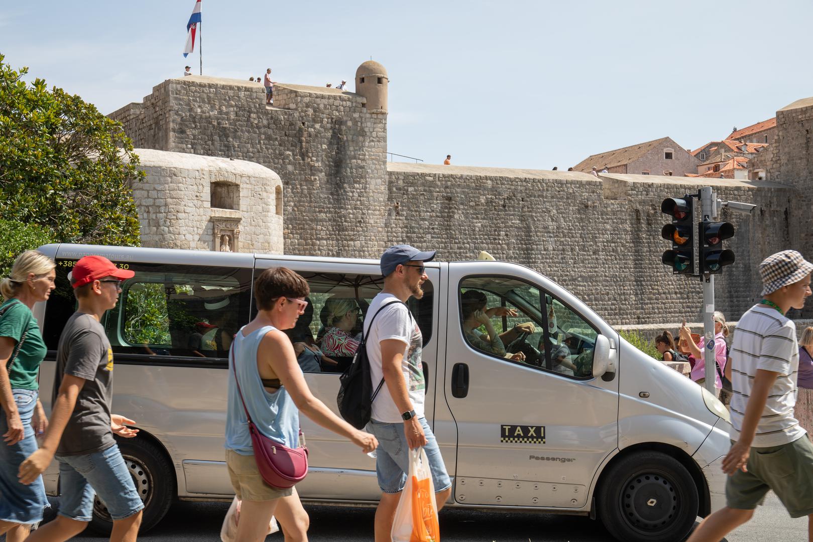 Taksisti u Dubrovniku prosvjedovali su ovog utorka, nakon tragične nesreće u Župi Dubrovačkoj u kojoj je život izgubila njihova 45-godišnja kolegica. 
