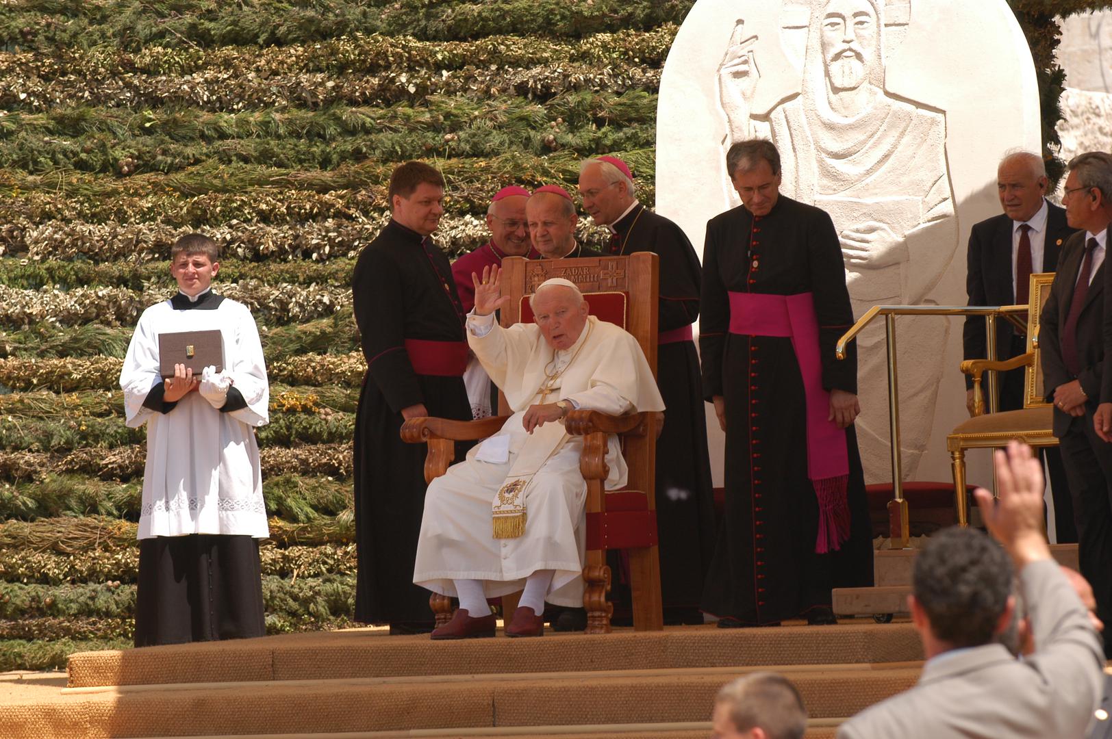 8 i 9.06.2003., Zadar, Hrvatska - Sveti otac Ivan Pavao II. svoj treci pohod Hrvatskoj zavrsio je susretom s vjernicima u Zadru, gdje je odrzao svetu misu na Forumu. Photo: Sinisa Hancic/PIXSELL