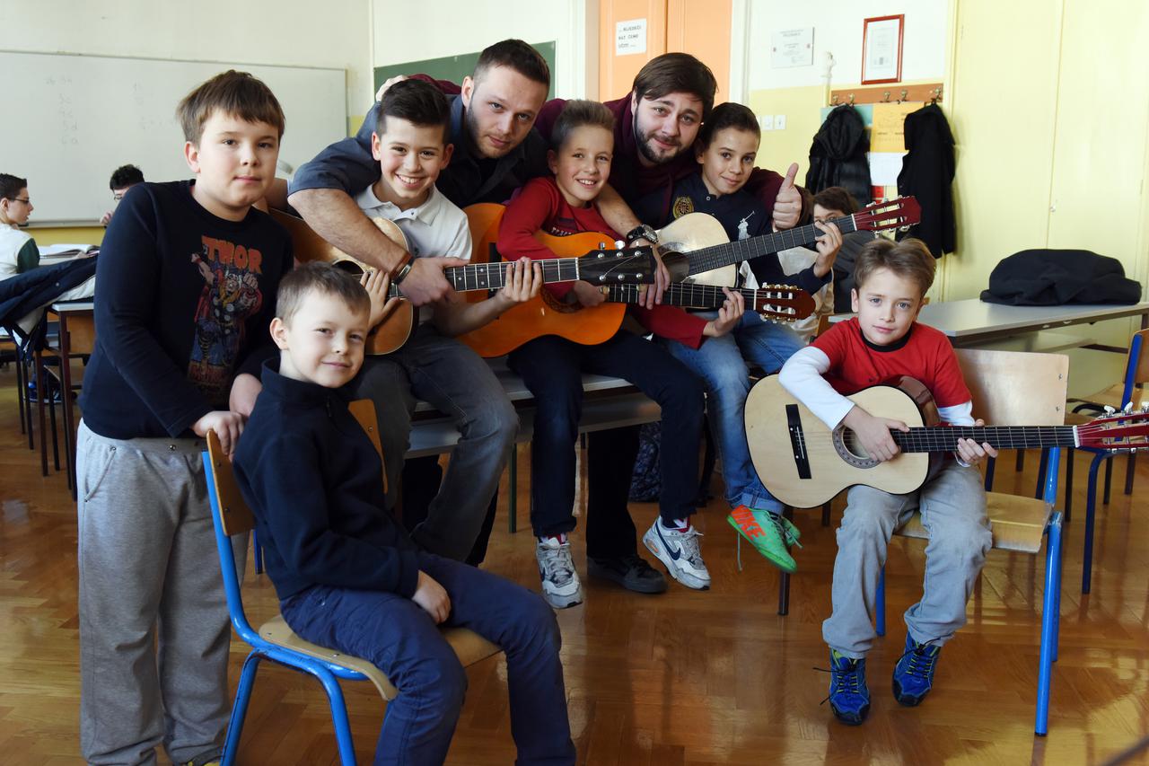 28.01.2015., Zagreb - U Osnovnoj skoli Dr. Ivan Merz nastavnici Vibor Lisjak i Miso Basic organizirali su akciju prikupljanja instrumenata za malu skolu muziciranja za svoje ucenike. Photo: Davor Visnjic/PIXSELL